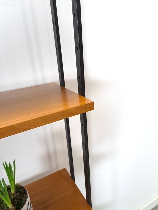 Système de mur modulable Omnia, Hilker, teck et acier noir avec étagères.