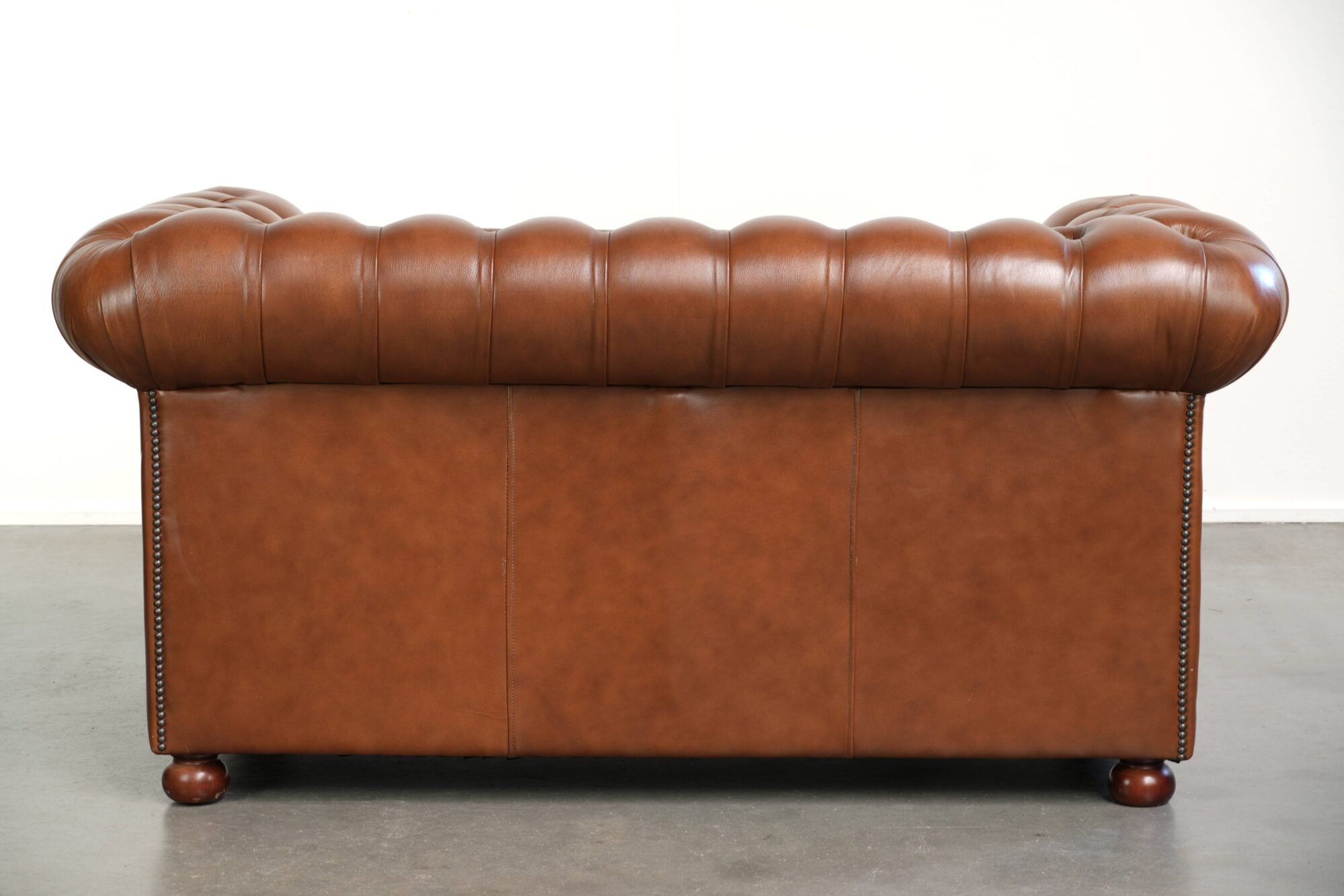 Very spacious 2-seater Chesterfield sofa in cow leather in a English look