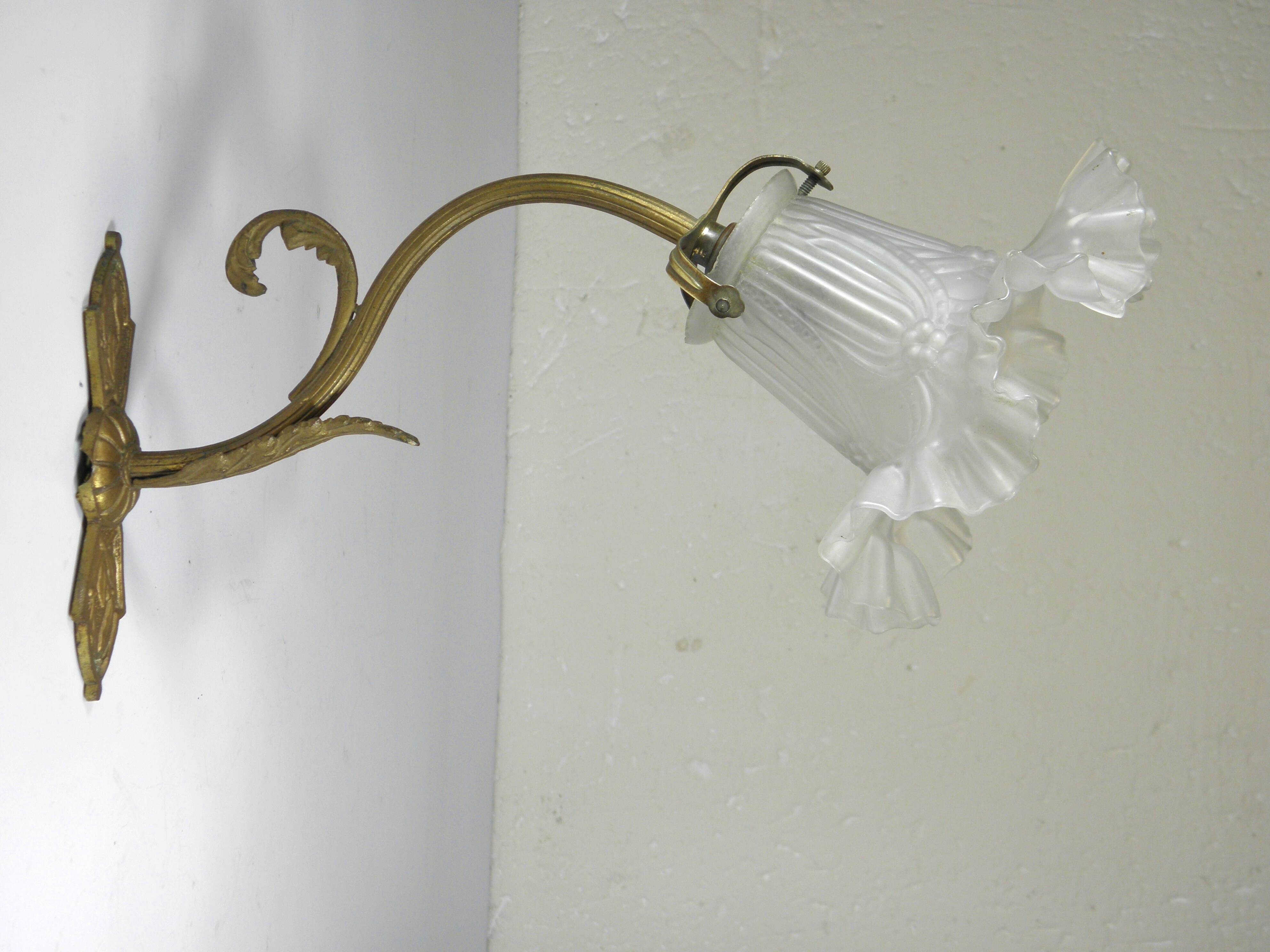 Swan neck wall light in gilded brass and glass