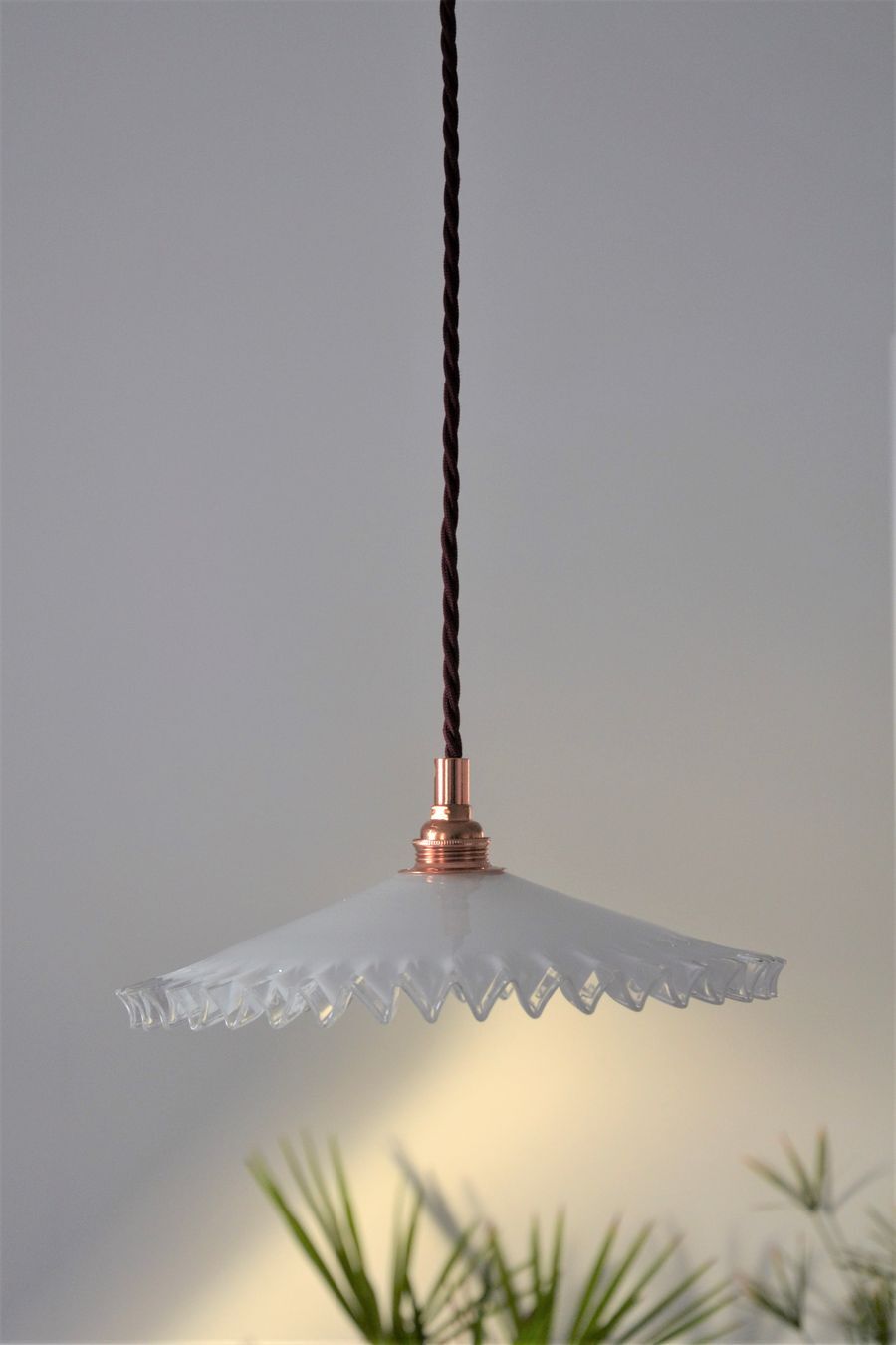 Suspension opaline festonnée blanche, douille E14 en cuivre et rosace coupole