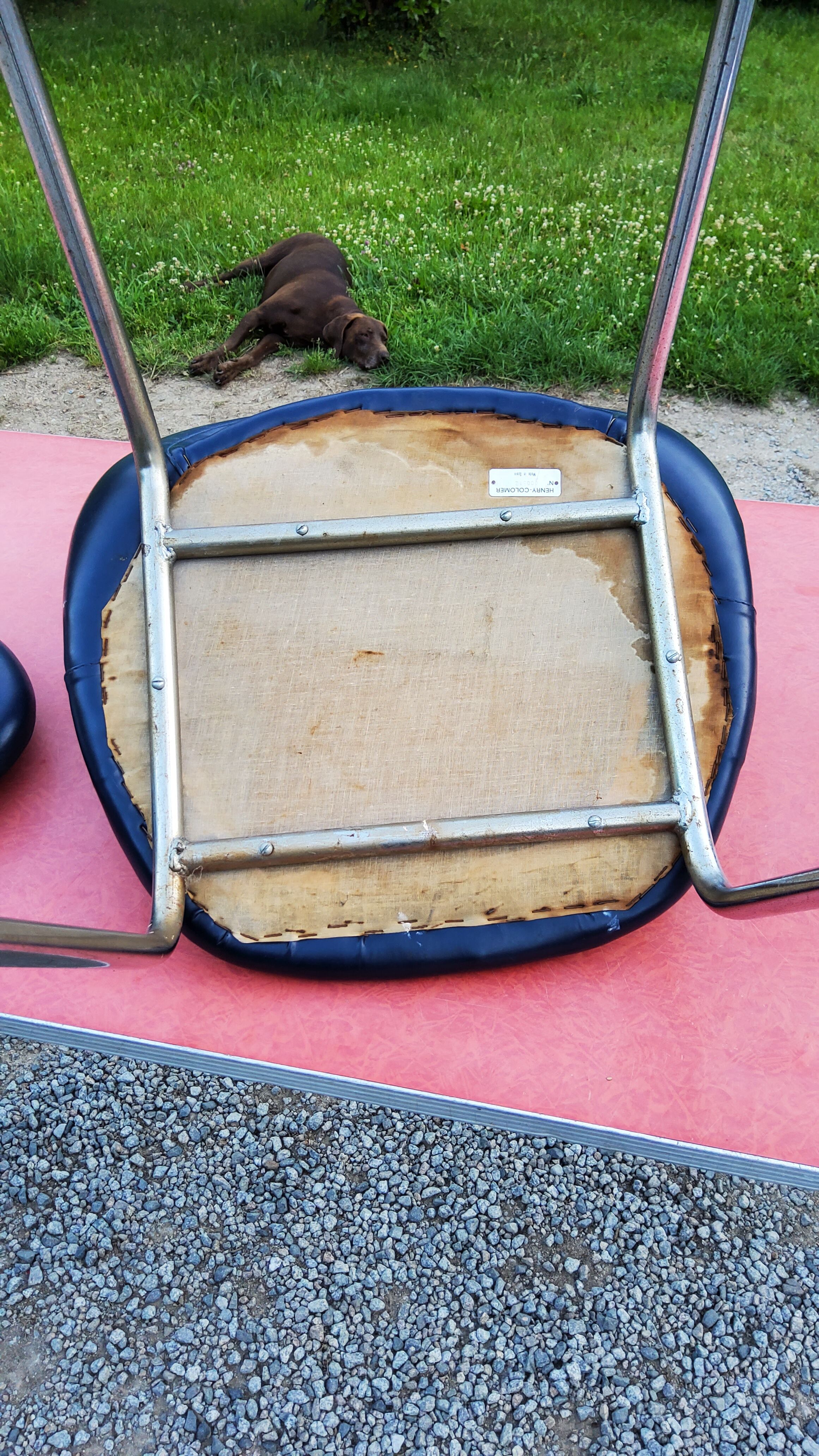 Chaise des années 70 Henry Colomer tubes chromés et skaï bleu marine