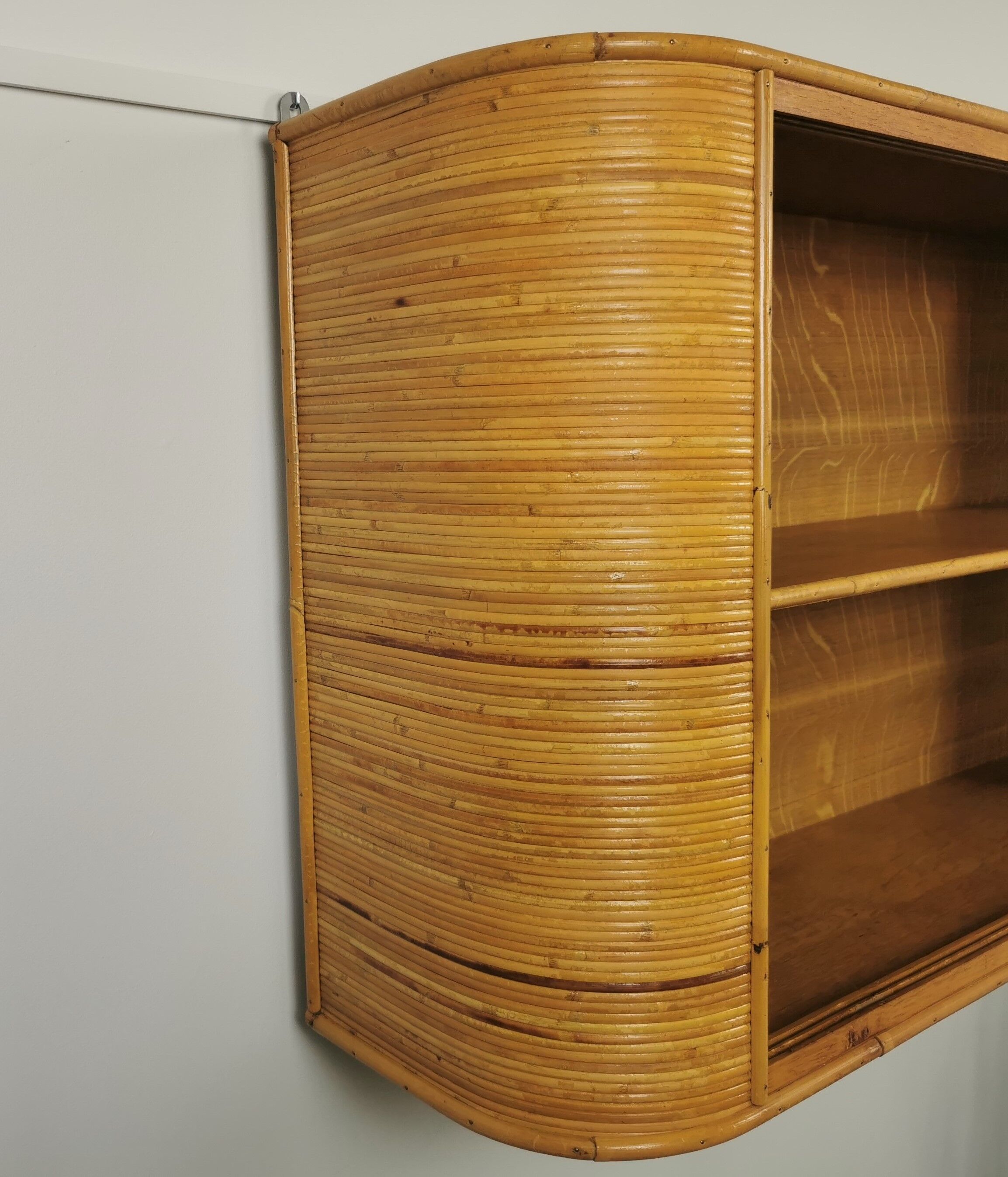 Rattan wall display case 60'