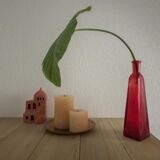 Fiole en verre de couleur rouge avec bouchon en liège