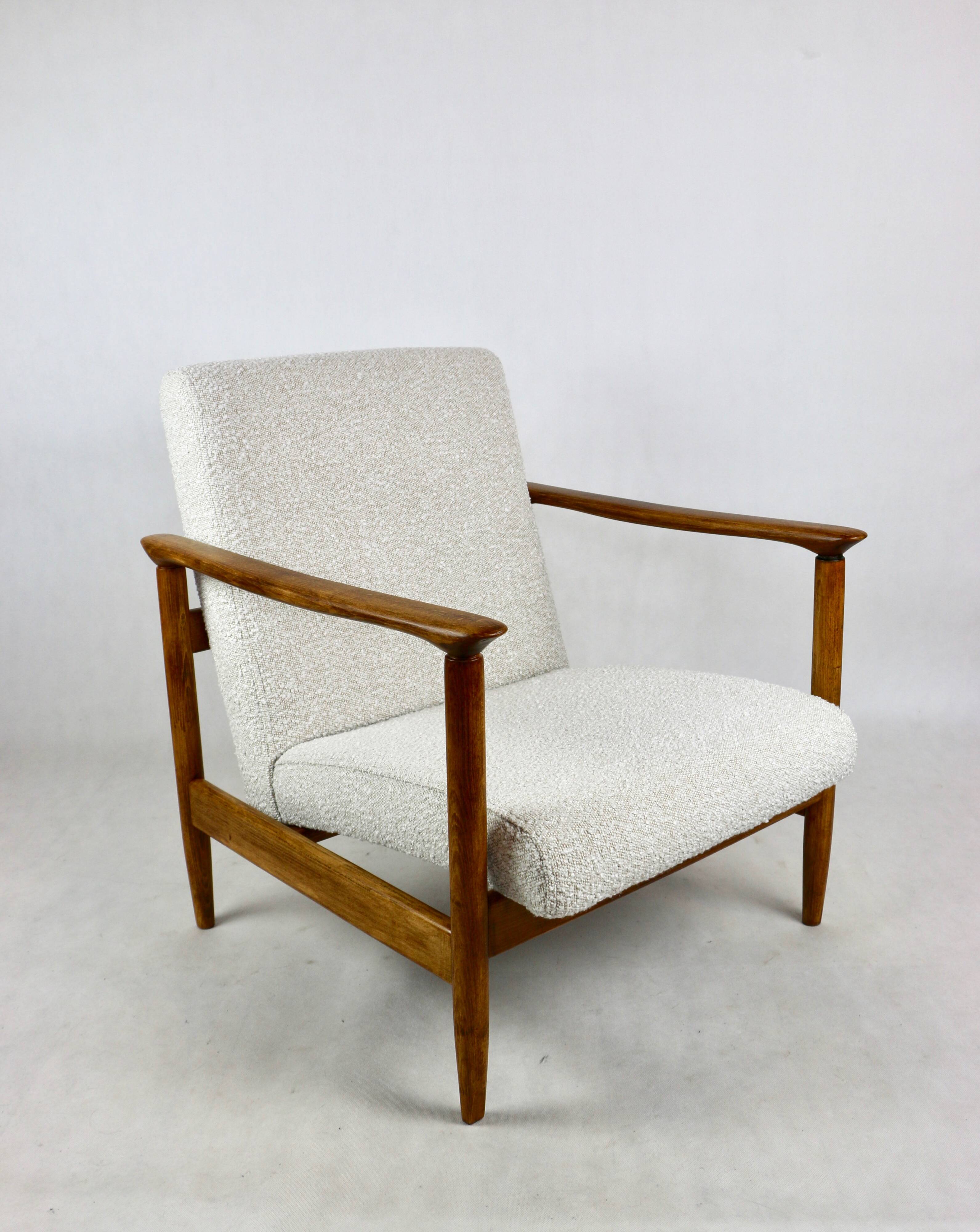 Fauteuil GFM-142, design par Edmund Homa des années 70, bouclé ivoire blanc - 2 pièces disponibles.