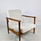 Fauteuil GFM-142, design par Edmund Homa des années 70, bouclé ivoire blanc - 2 pièces disponibles.