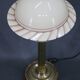 Lampe de table en laiton restaurée des années 1940 avec base en bois et abat-jour en verre
