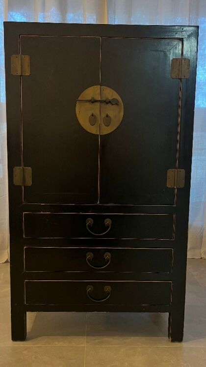 Armoire d’inspiration asiatique en bois laqué noir
