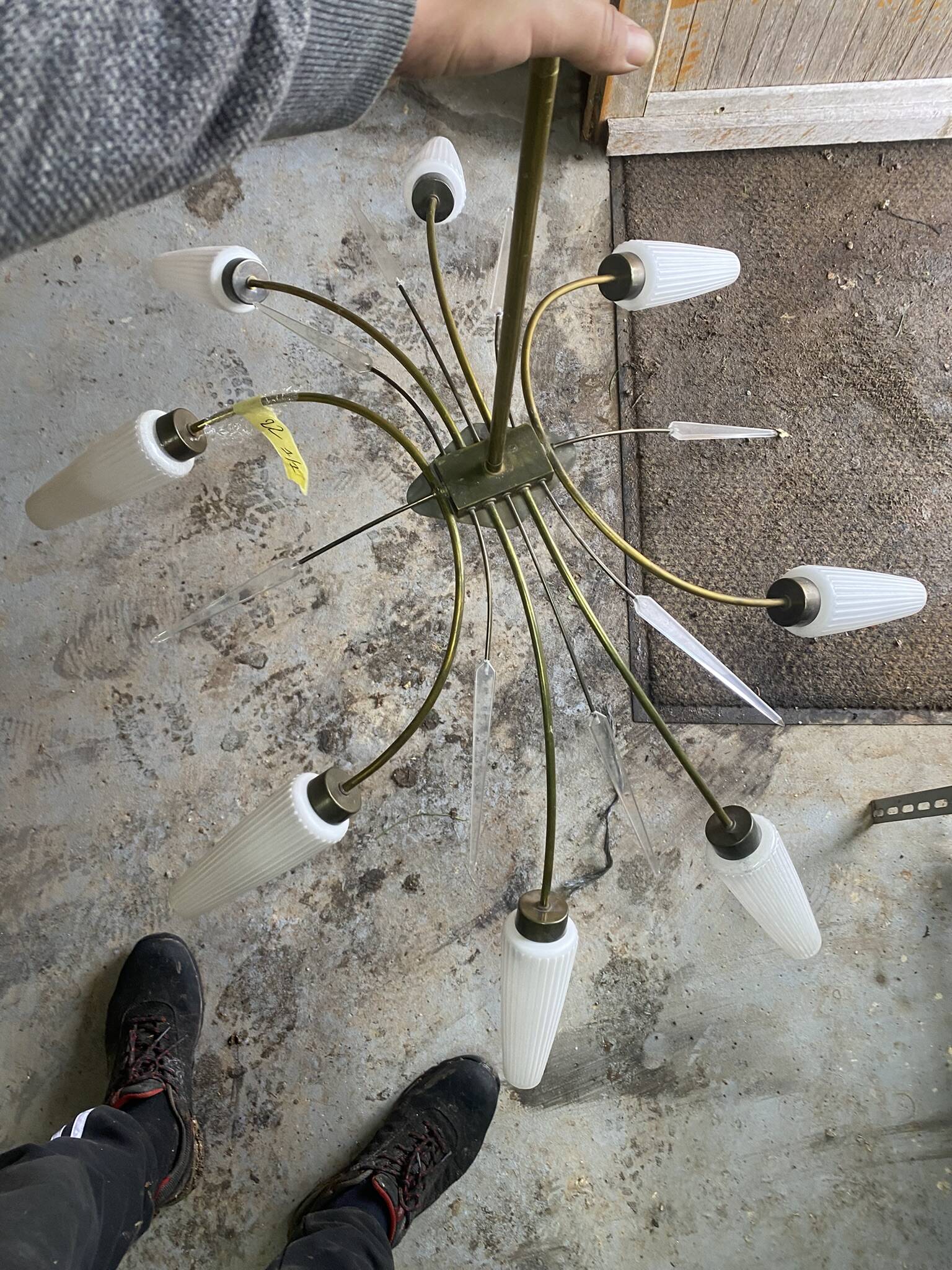 Vintage 8-light chandelier in brass and ribbed opaline glass