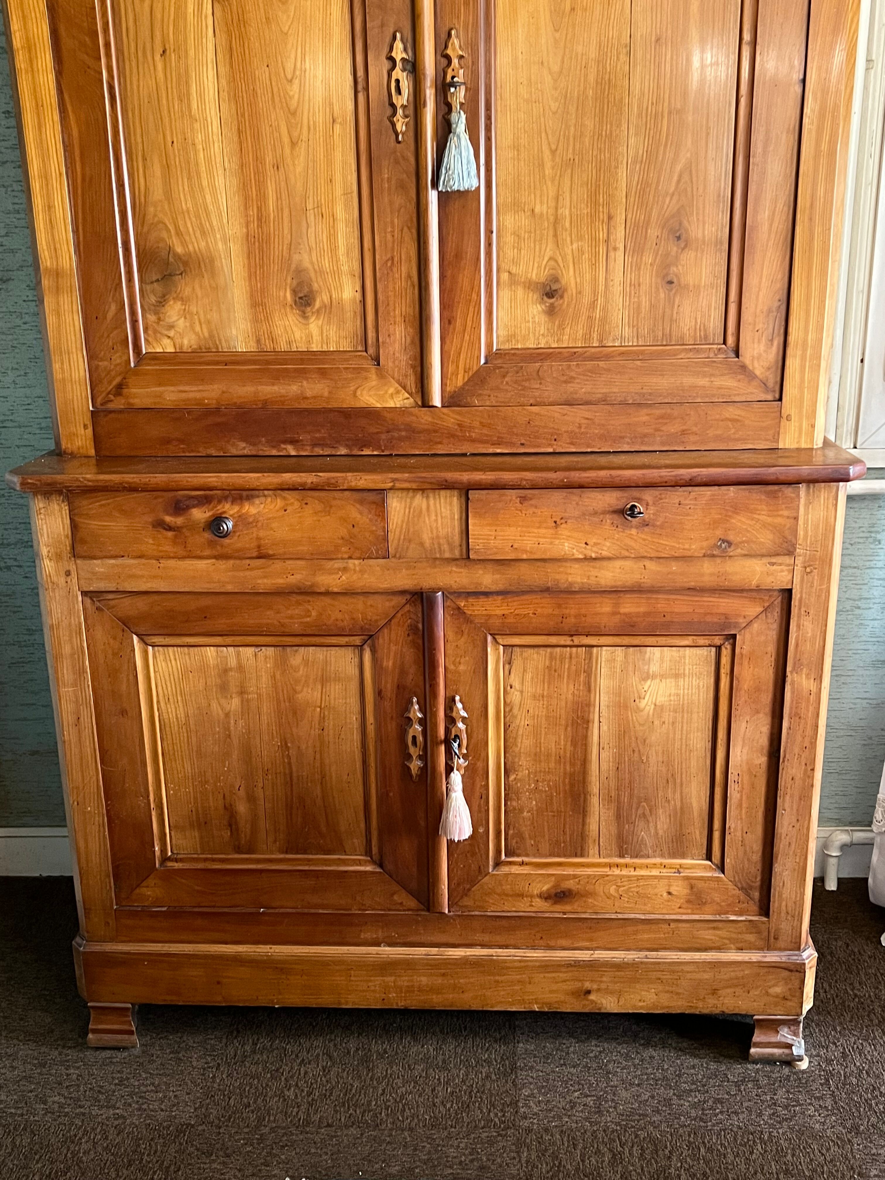 Beau buffet 2 corps ancien en merisier massif datant du XIXe siècle