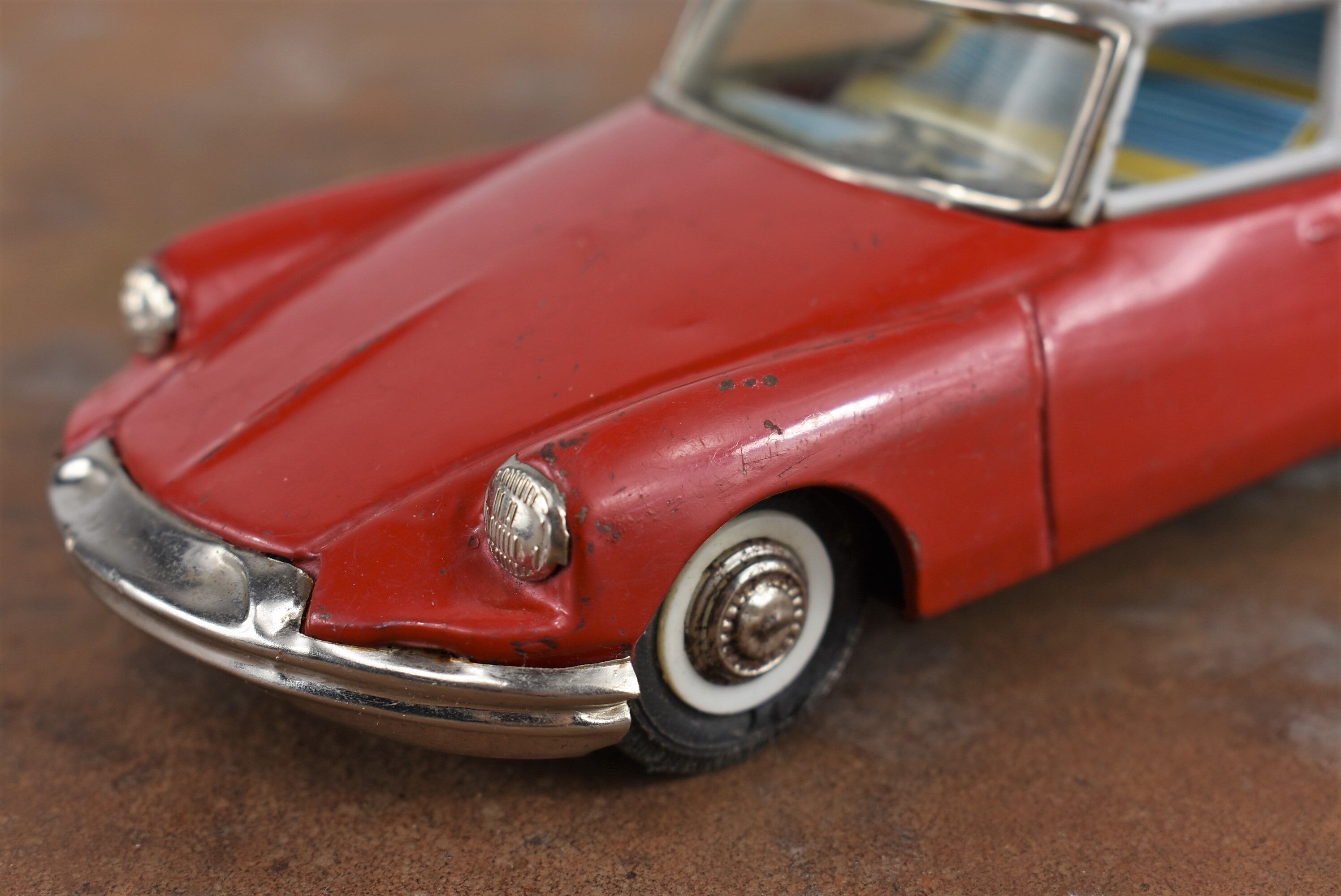 Voiture en tôle Citroën DS jouet ancien 1960