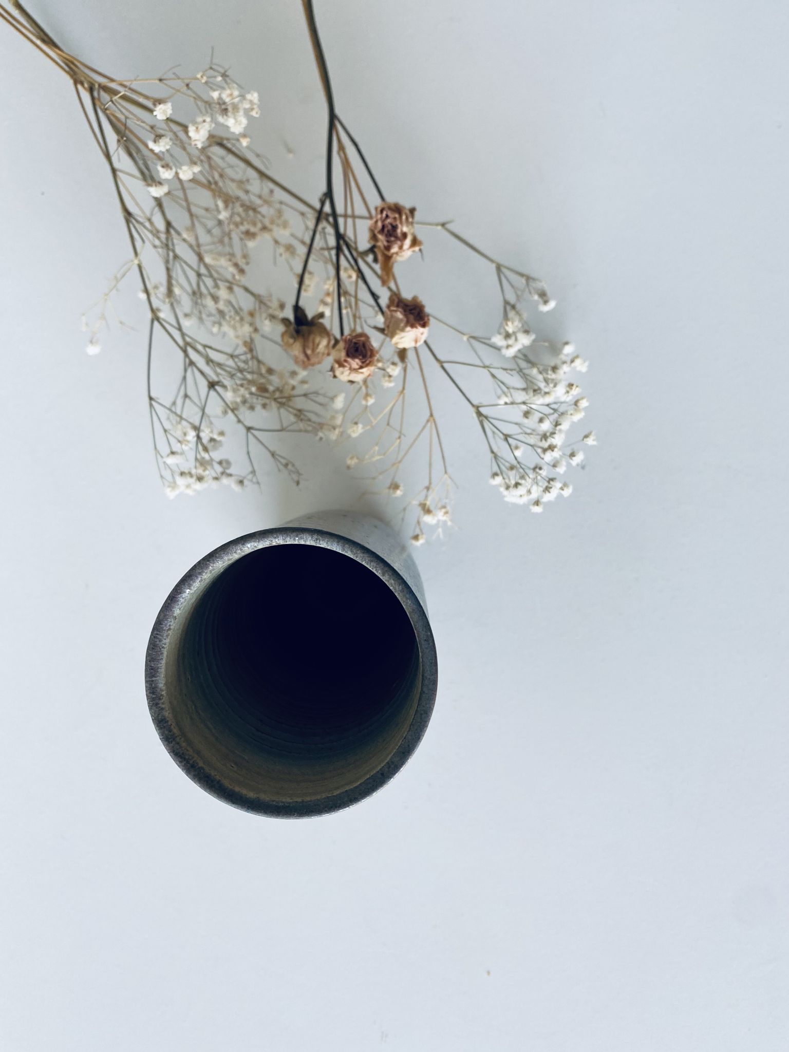 Vase tubulaire en céramique signé