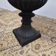Paire de vases Médicis en fonte de Maison Bourgeoise