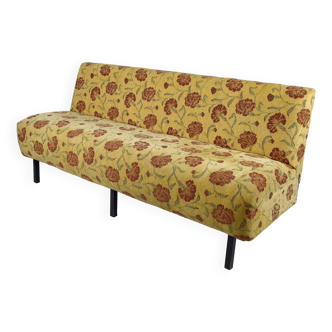 Banquette à tissu floral jaune et rouge, France, circa 1960