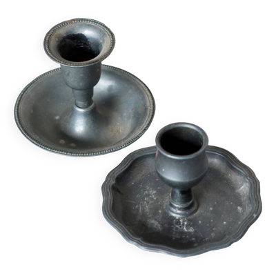 Paire de bougeoirs vintage dépareillés en métal argenté