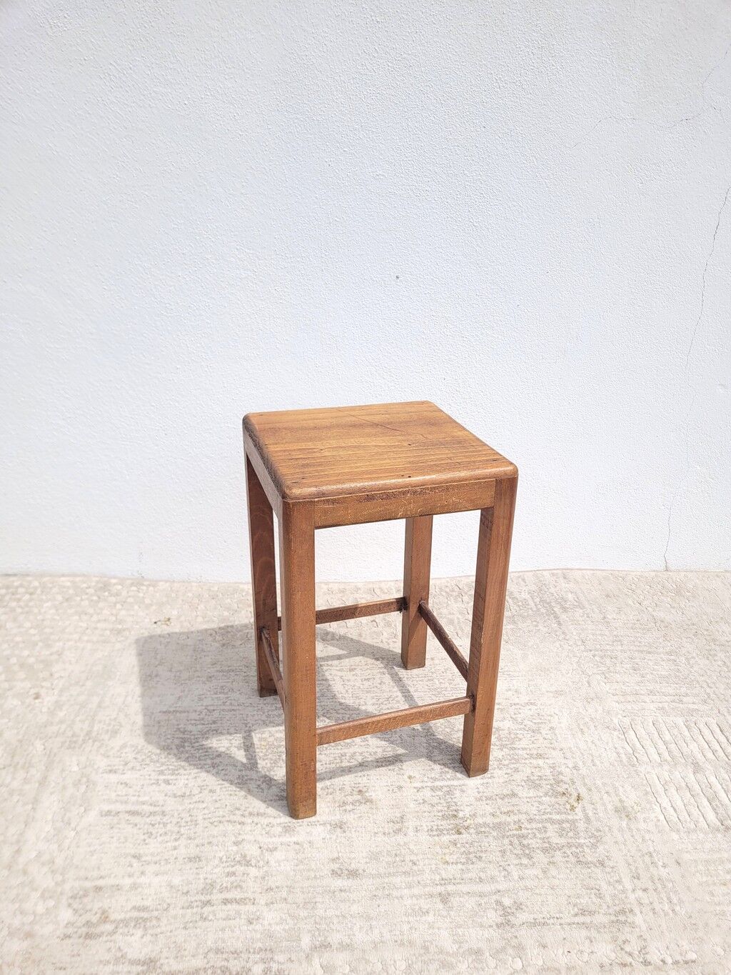 Tabouret ancien en bois foncé patiné