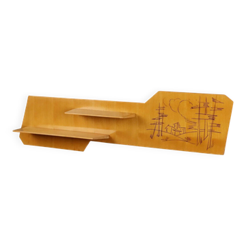 Vintage maple shelf with decoration, Italian design from the 1960s.