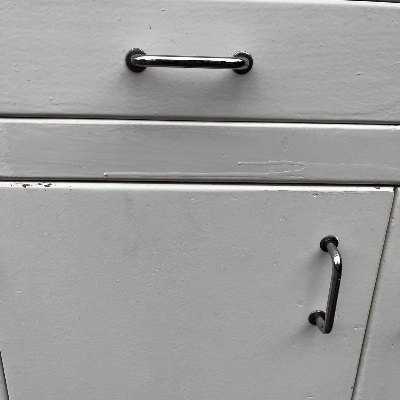 Vintage white sideboard with 2 doors and 2 drawers