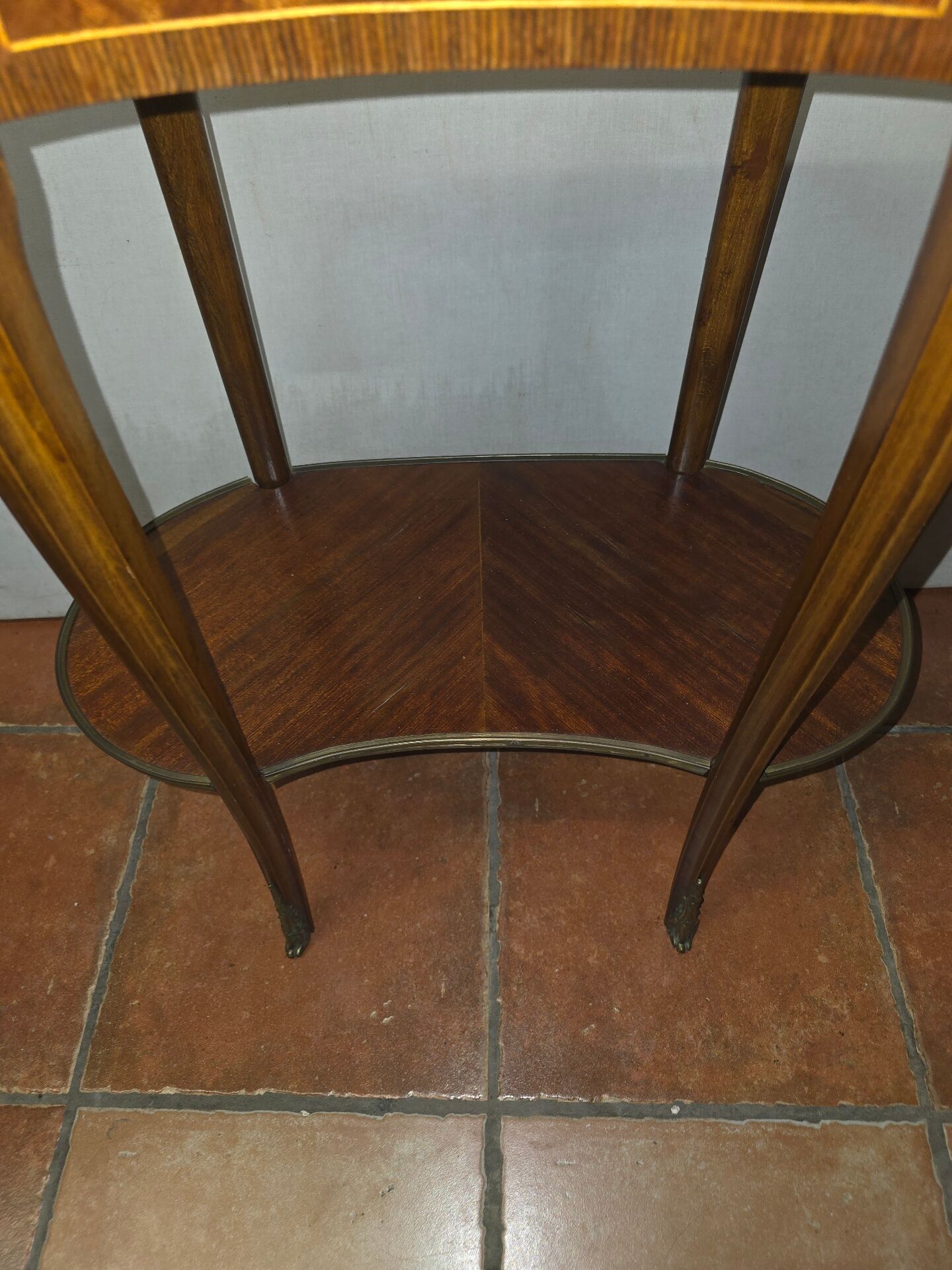 Kidney-shaped side table in Louis XVI style with marquetry.
