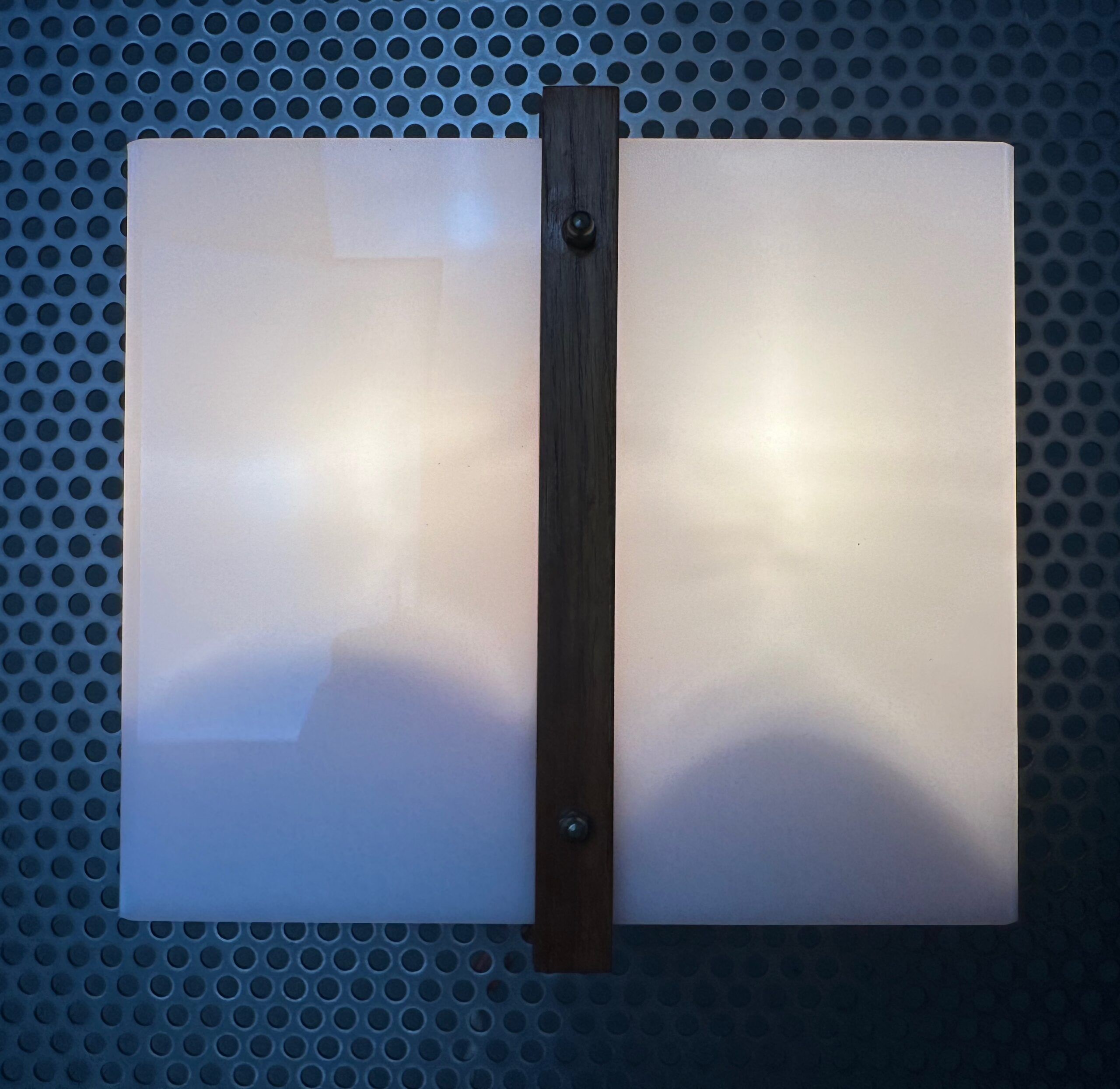 Lampe murale vintage – teck et plexiglas – RAAK