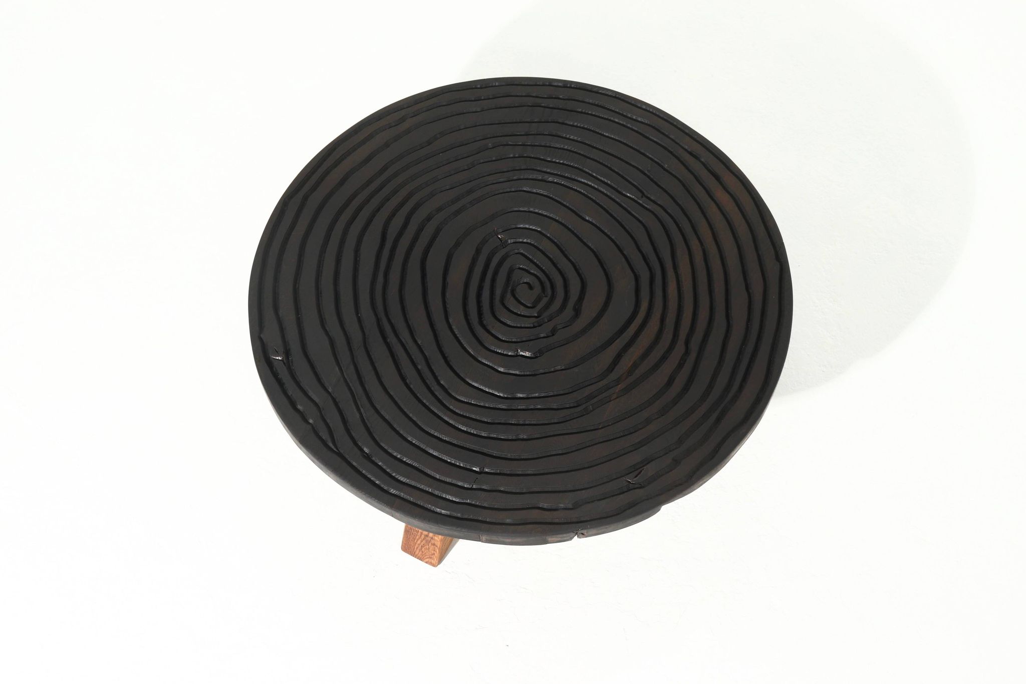Table basse ronde tripode artisanale en chêne massif des années 1960