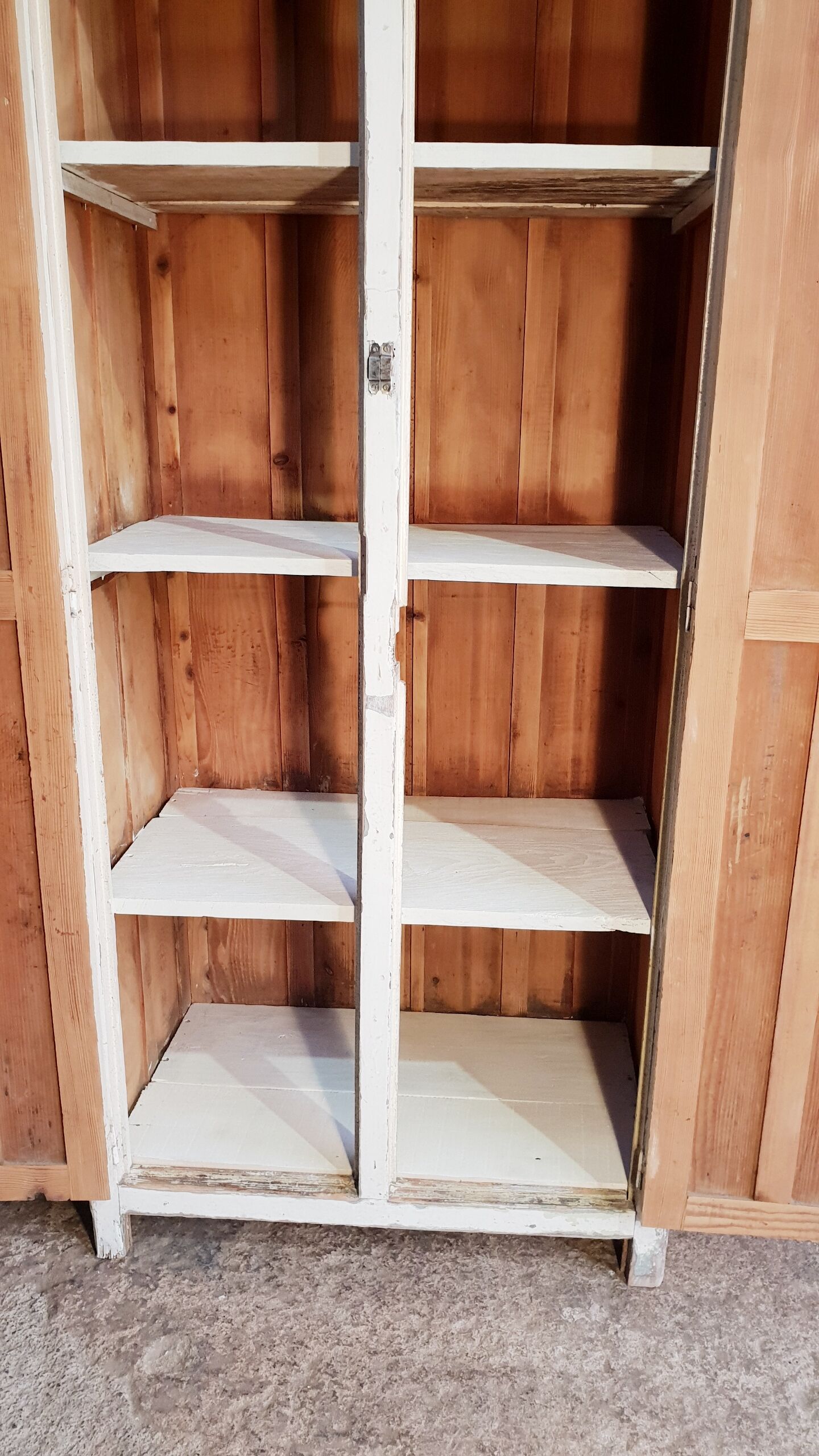 Armoire vintage