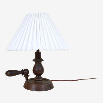 Lampe de table en bois tourné années 50 avec abat-jour plissé et interrupteur en bakélite