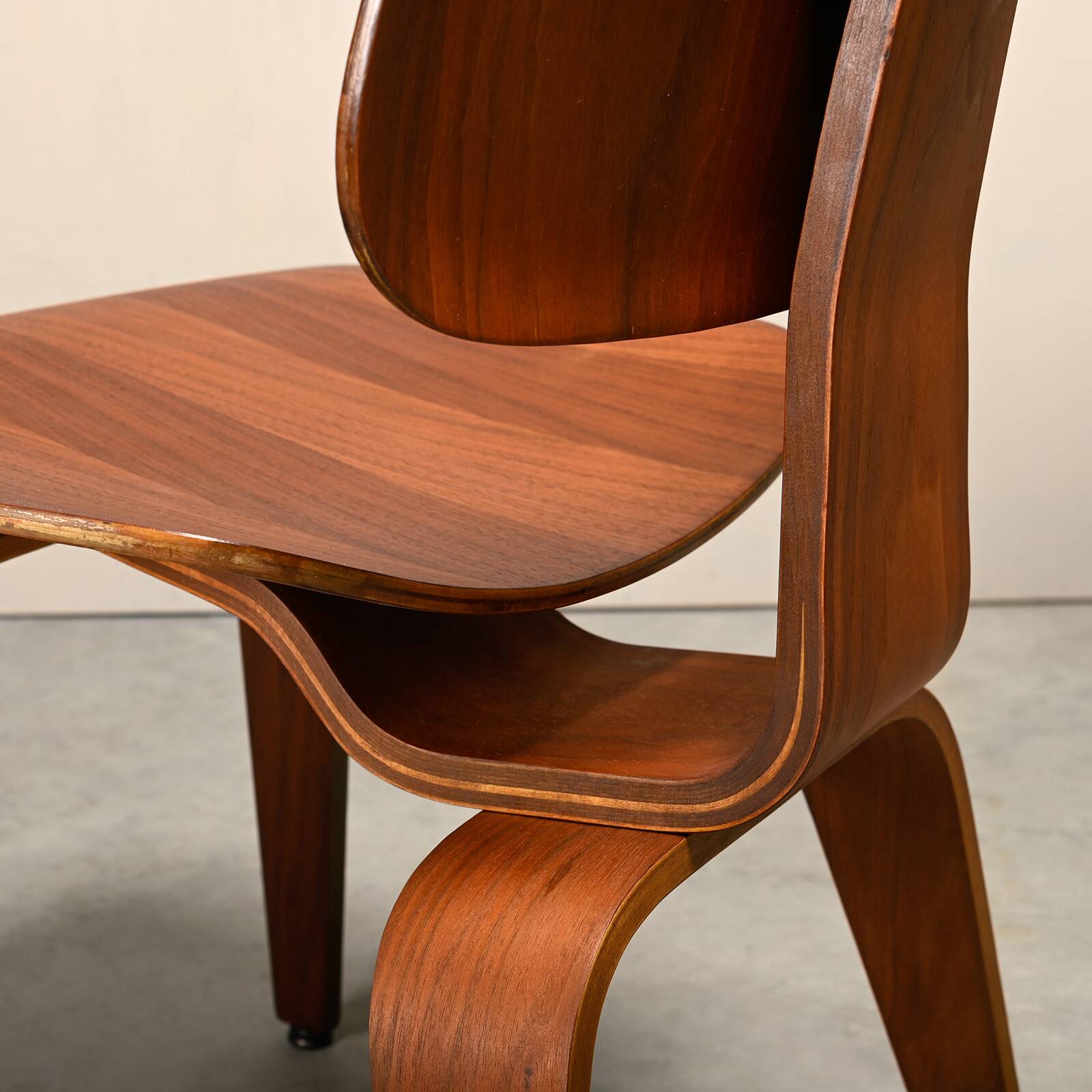 Chaise en contreplaqué de noyer DCW restaurée de Charles & Ray Eames, Herman Miller