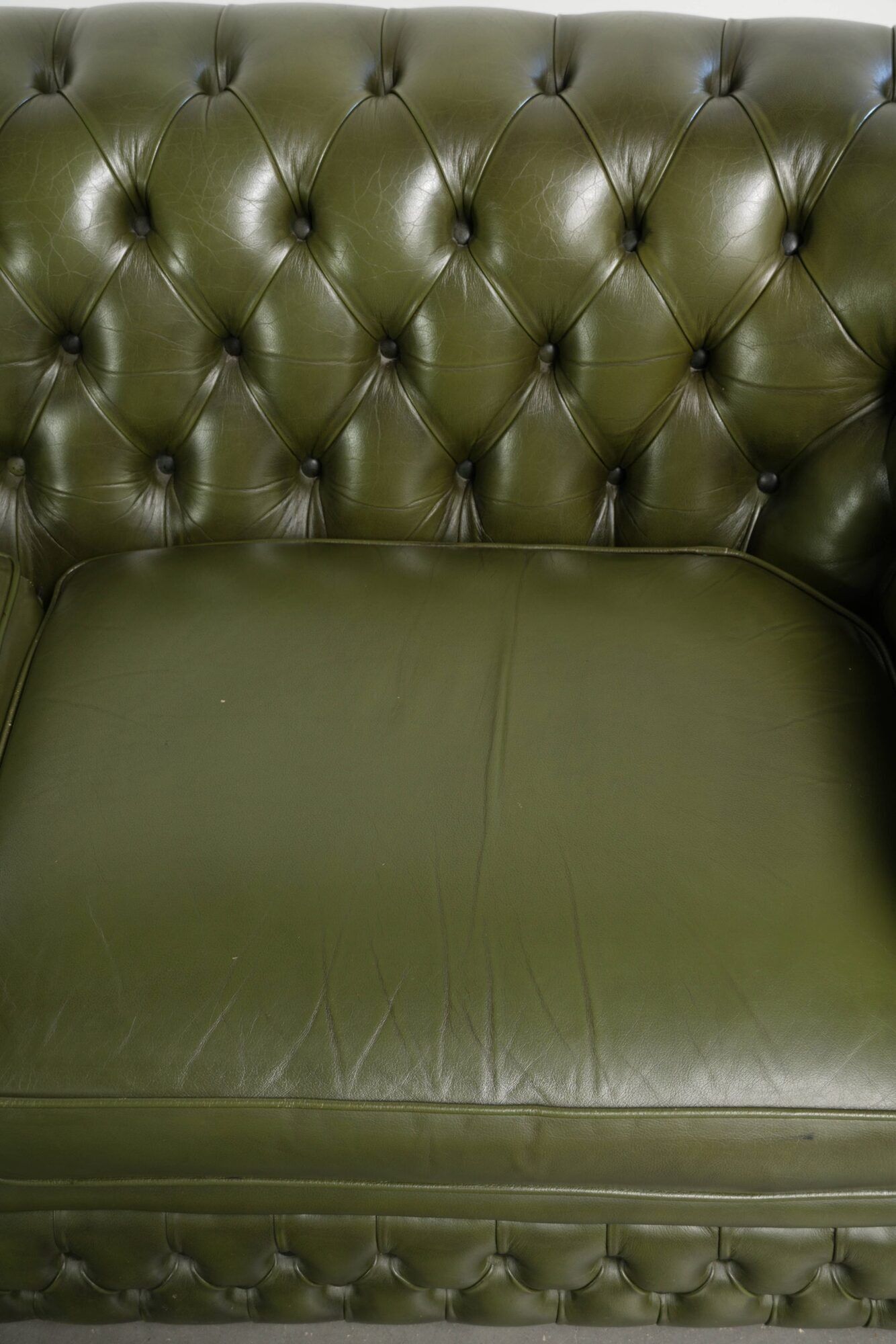 Green cow leather 2.5-seater Chesterfield sofa in English style