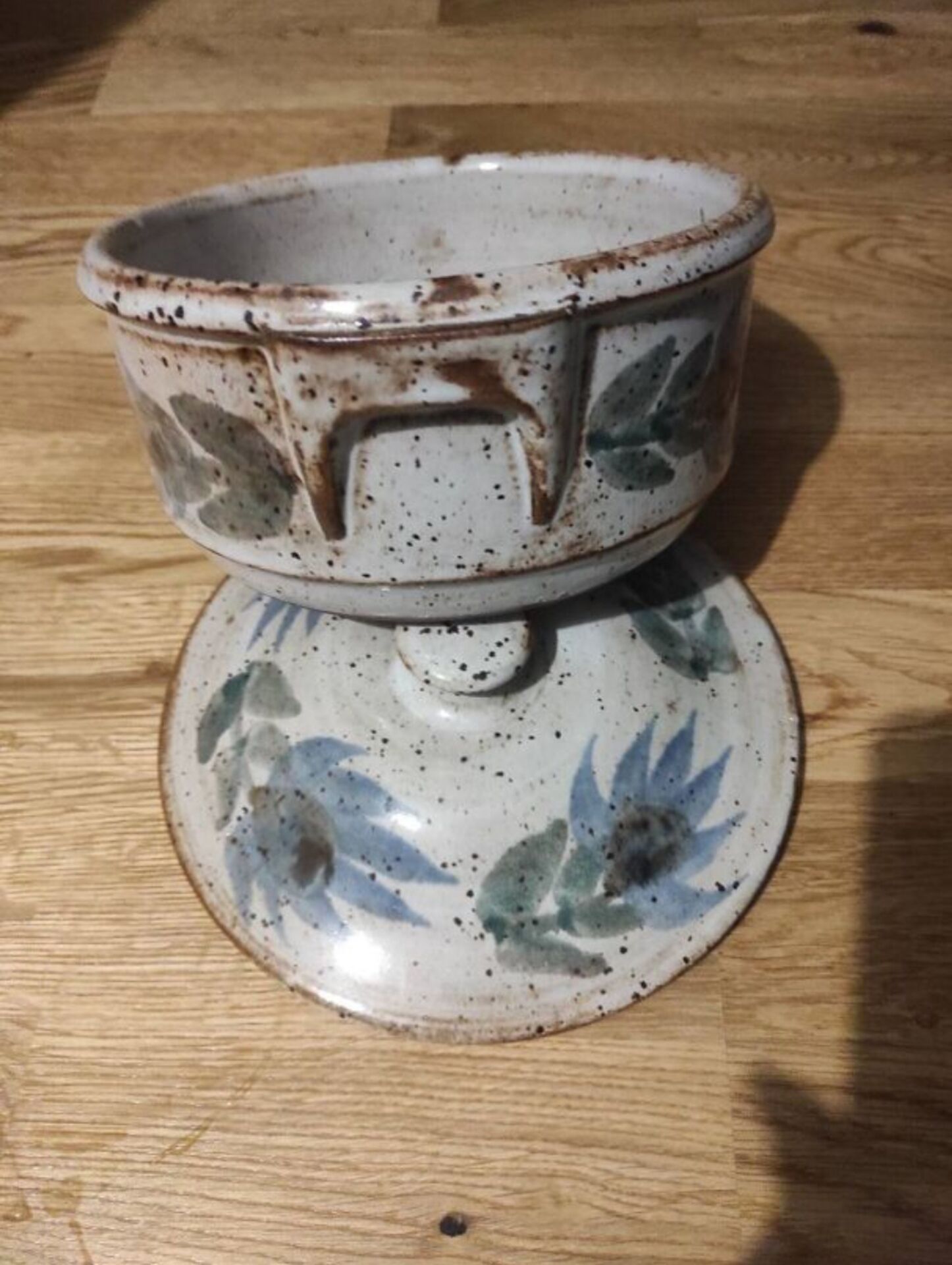 Soupière en céramique gris vernis moucheté fleurs peints en bleu vert