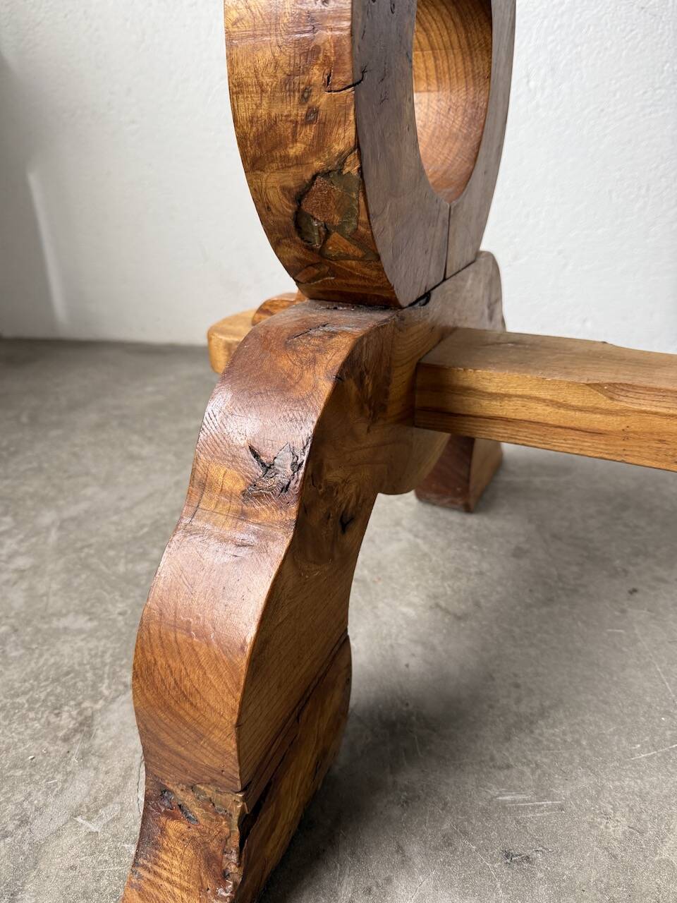 Table artisanale en orme massif, art populaire