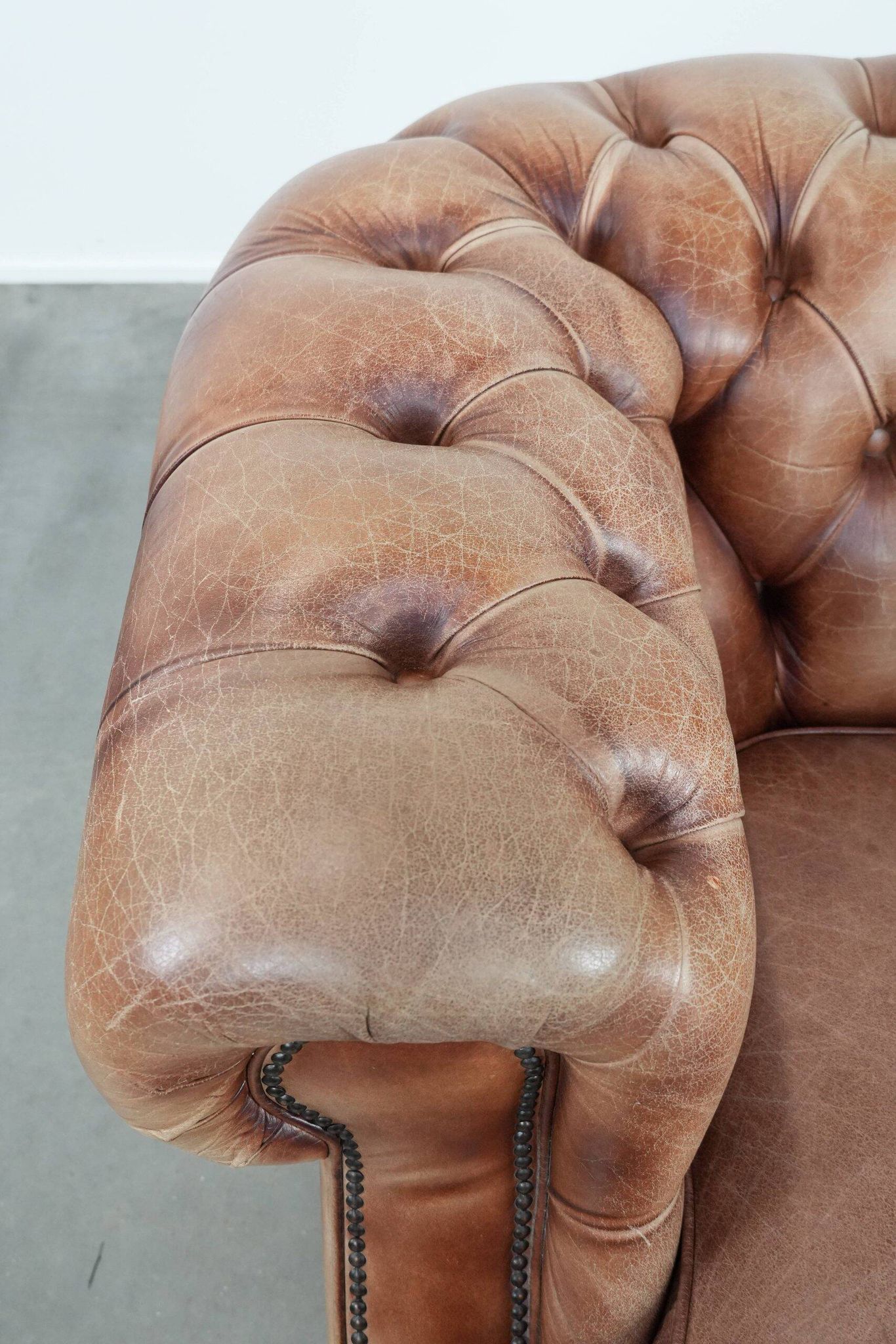 Chesterfield armchair in English style made of cowhide leather