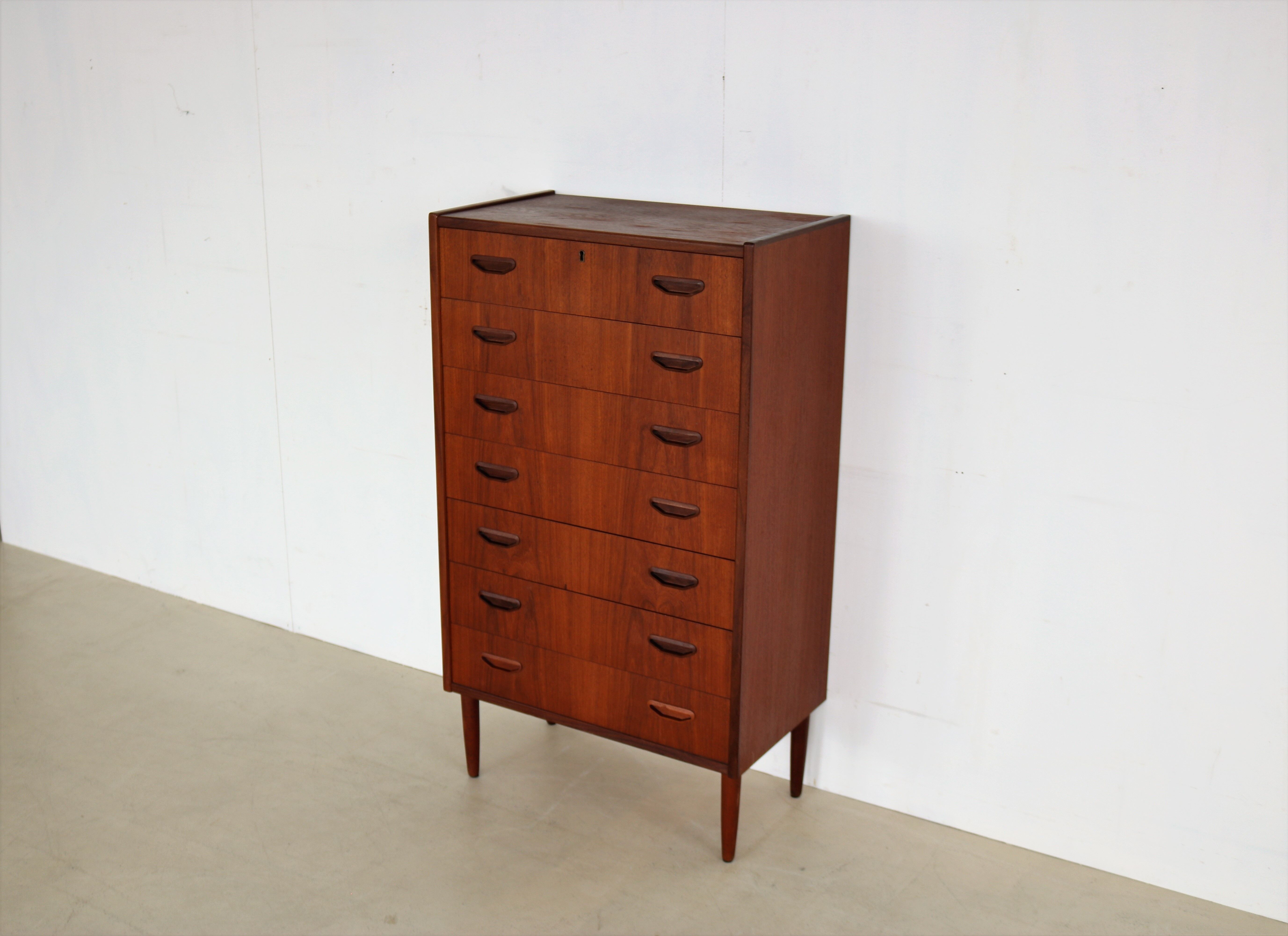 Vintage teak 'tallboy' chest of drawers
