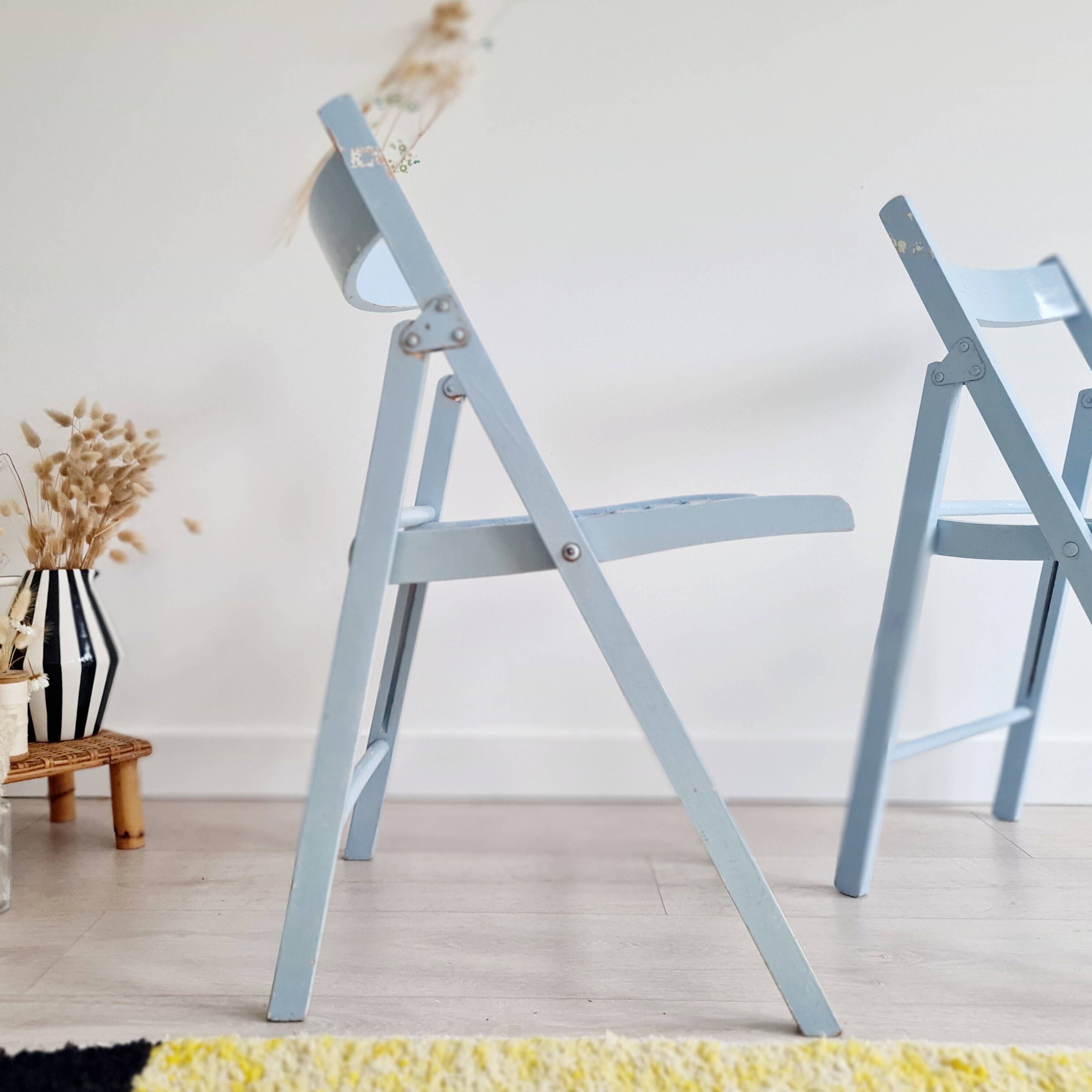 Blue folding chairs in lacquered wood