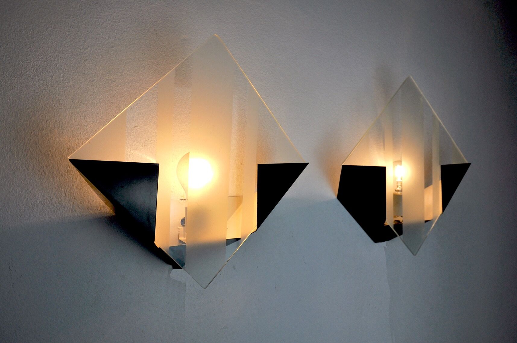 Pair of wall lamps "Rombo" by Miguel Milá, Spain, 1980