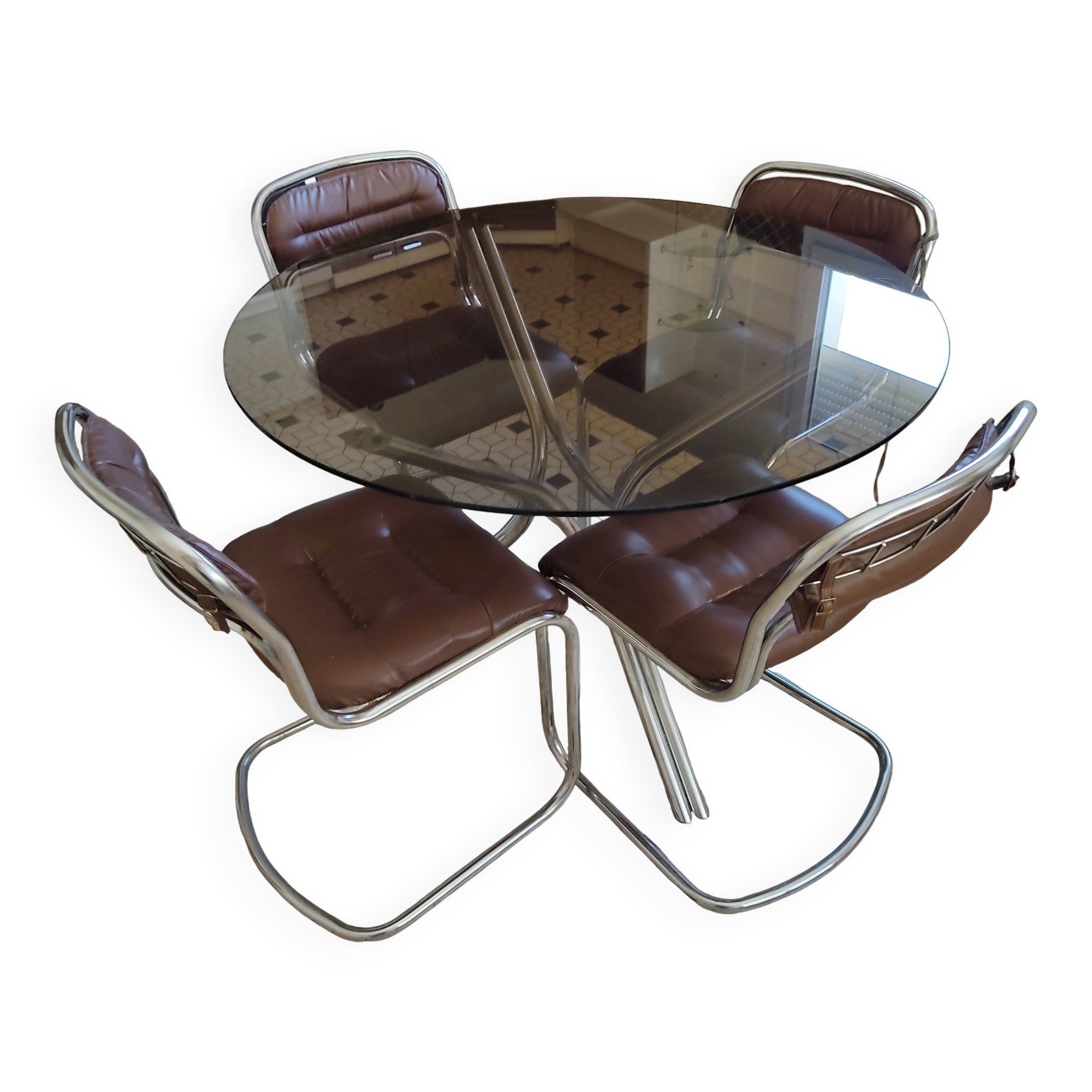 Round kitchen table with smoked glass top and 4 chairs from the 1970s.