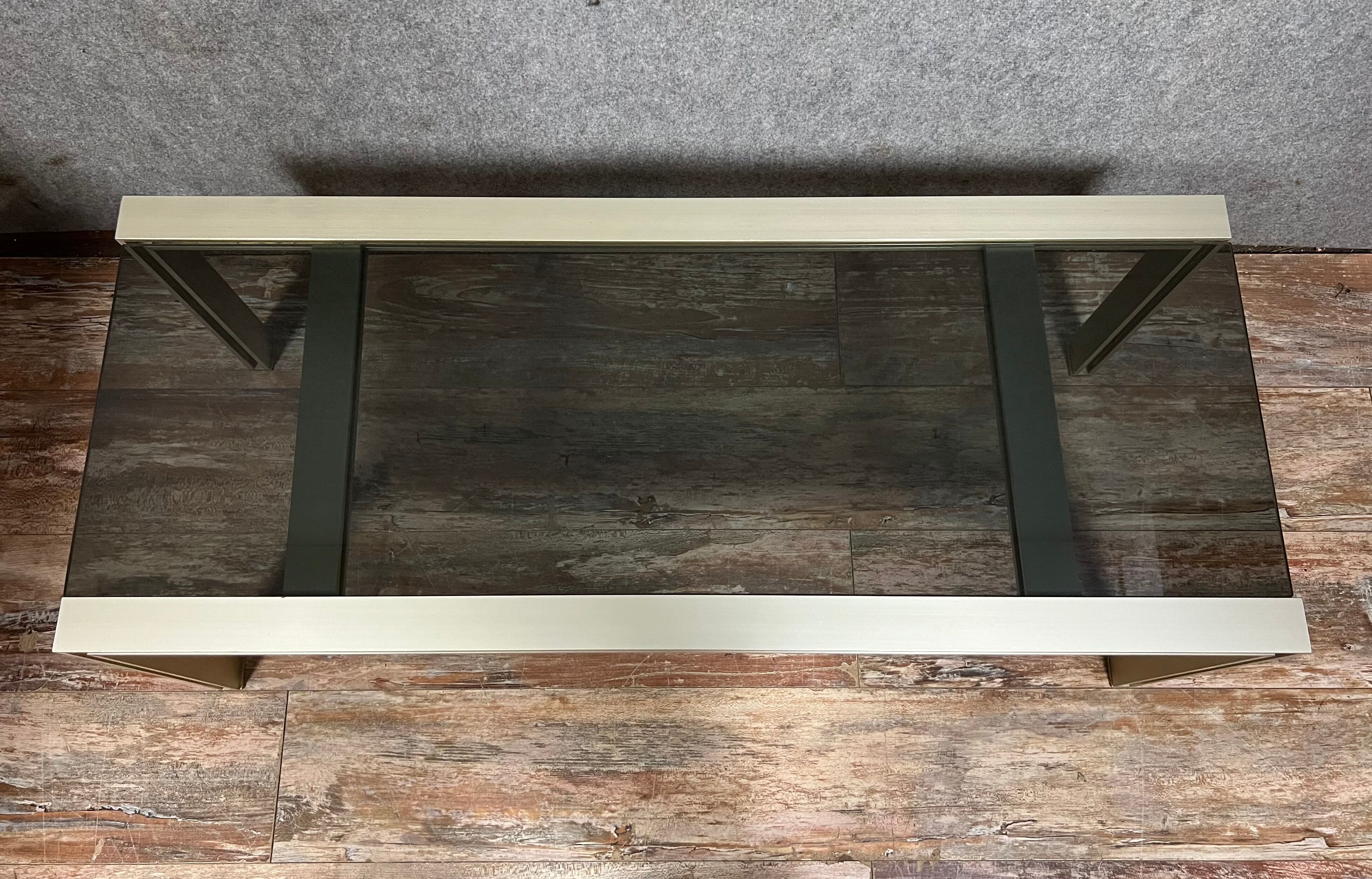 Table basse design en métal doré et verre teinté
