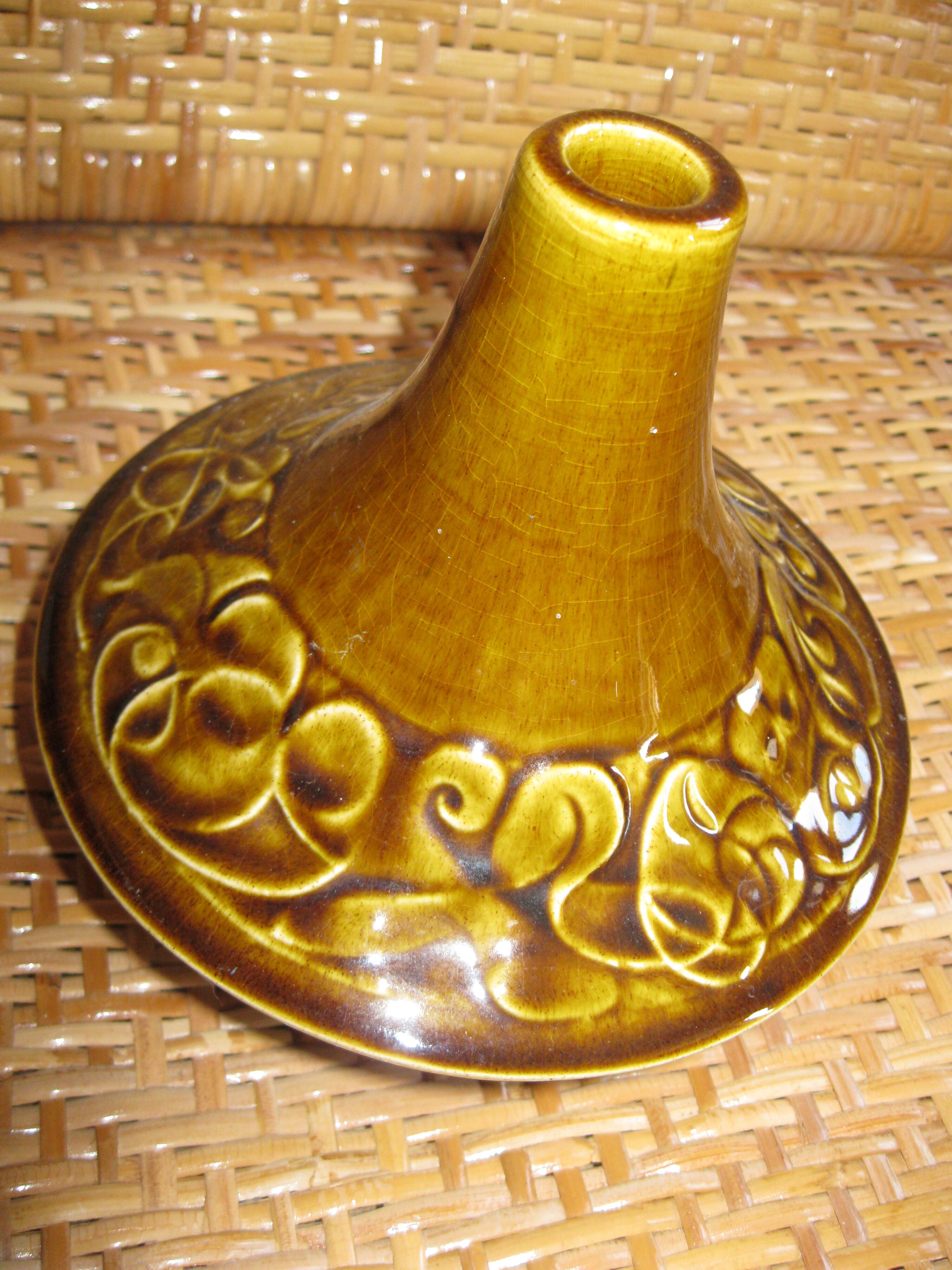 Enamelled ceramic lamp base