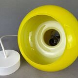 Lampe suspendue moderne du milieu du siècle en verre opalin jaune