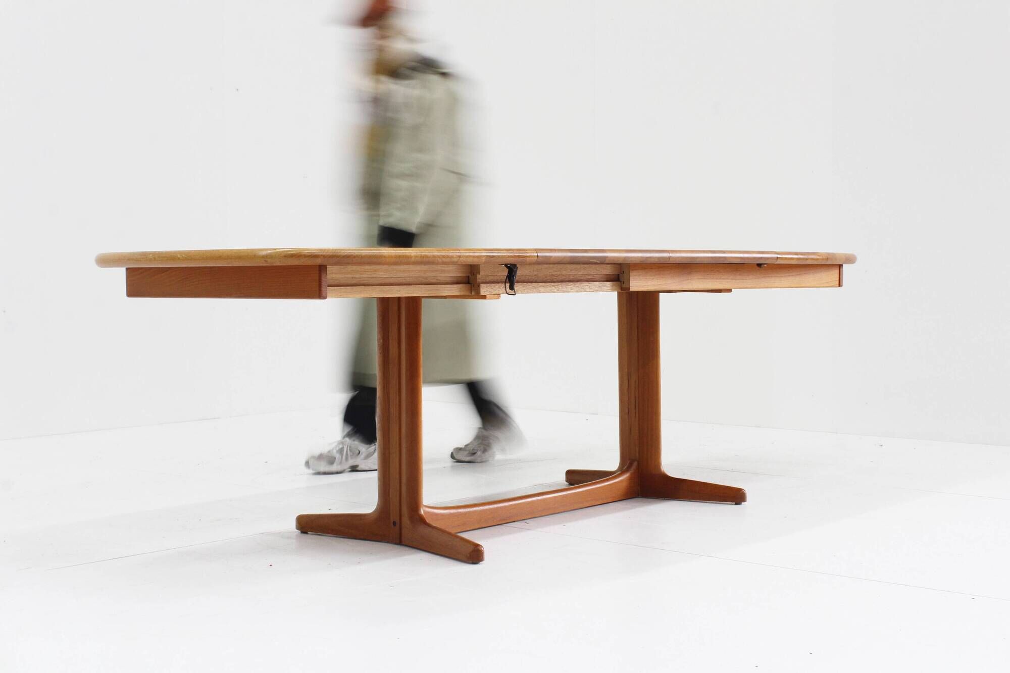 Table à manger ovale extensible vintage danoise en teck massif des années 1960