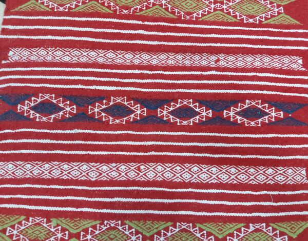 Tapis rouge artisanal en laine 115cm x 65cm