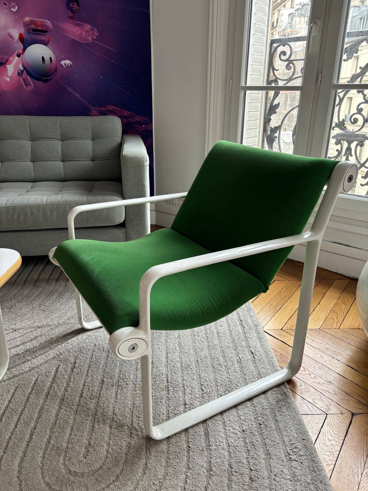 2 fauteuils verts + table basse moderniste