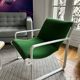 2 fauteuils verts + table basse moderniste