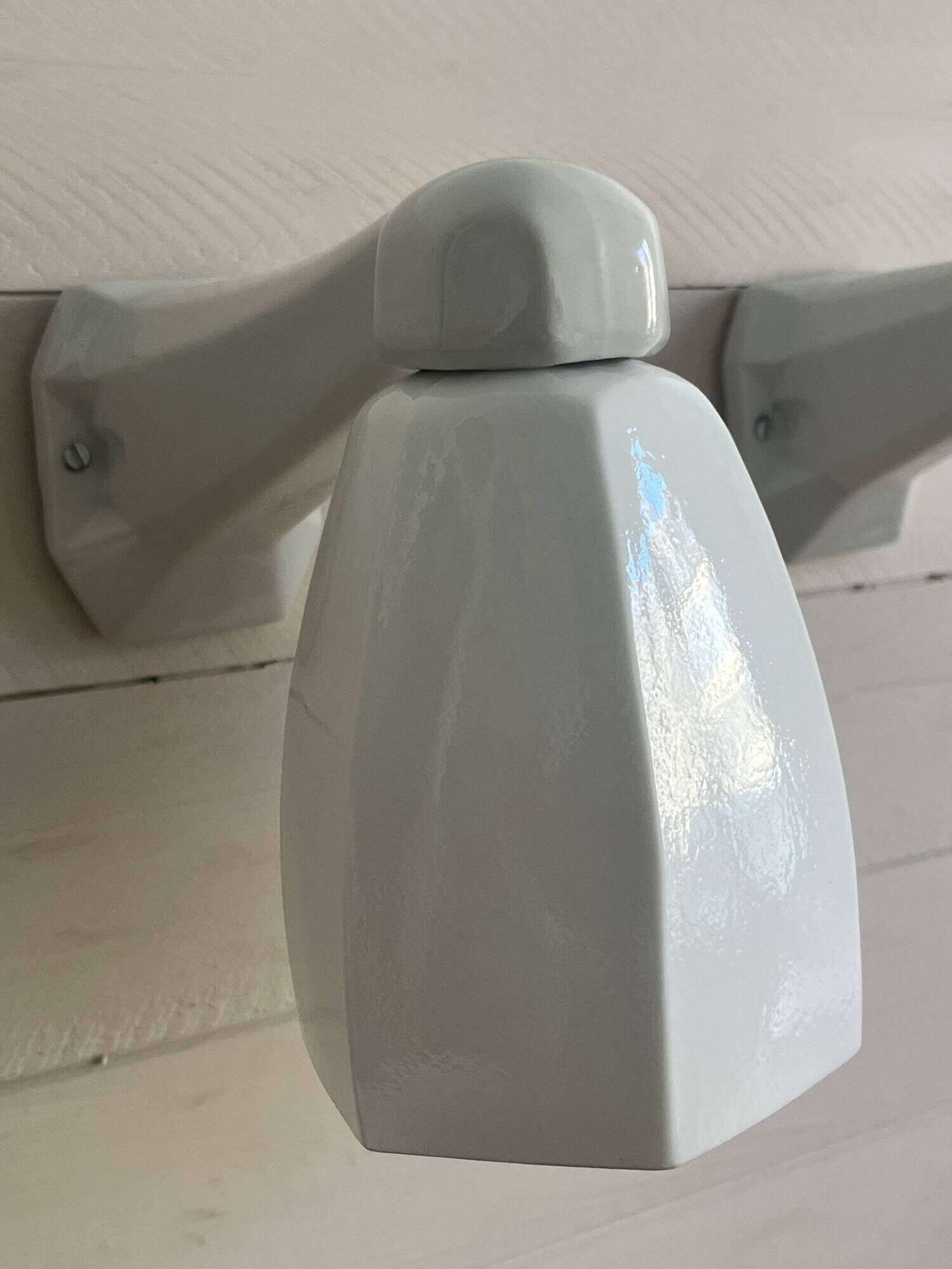 Pair of Art Deco wall sconces in ceramic and opaline.