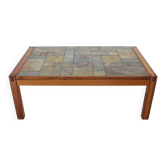 Table basse danoise moderne des années 1970 en teck massif avec plateau en ardoise incrusté.