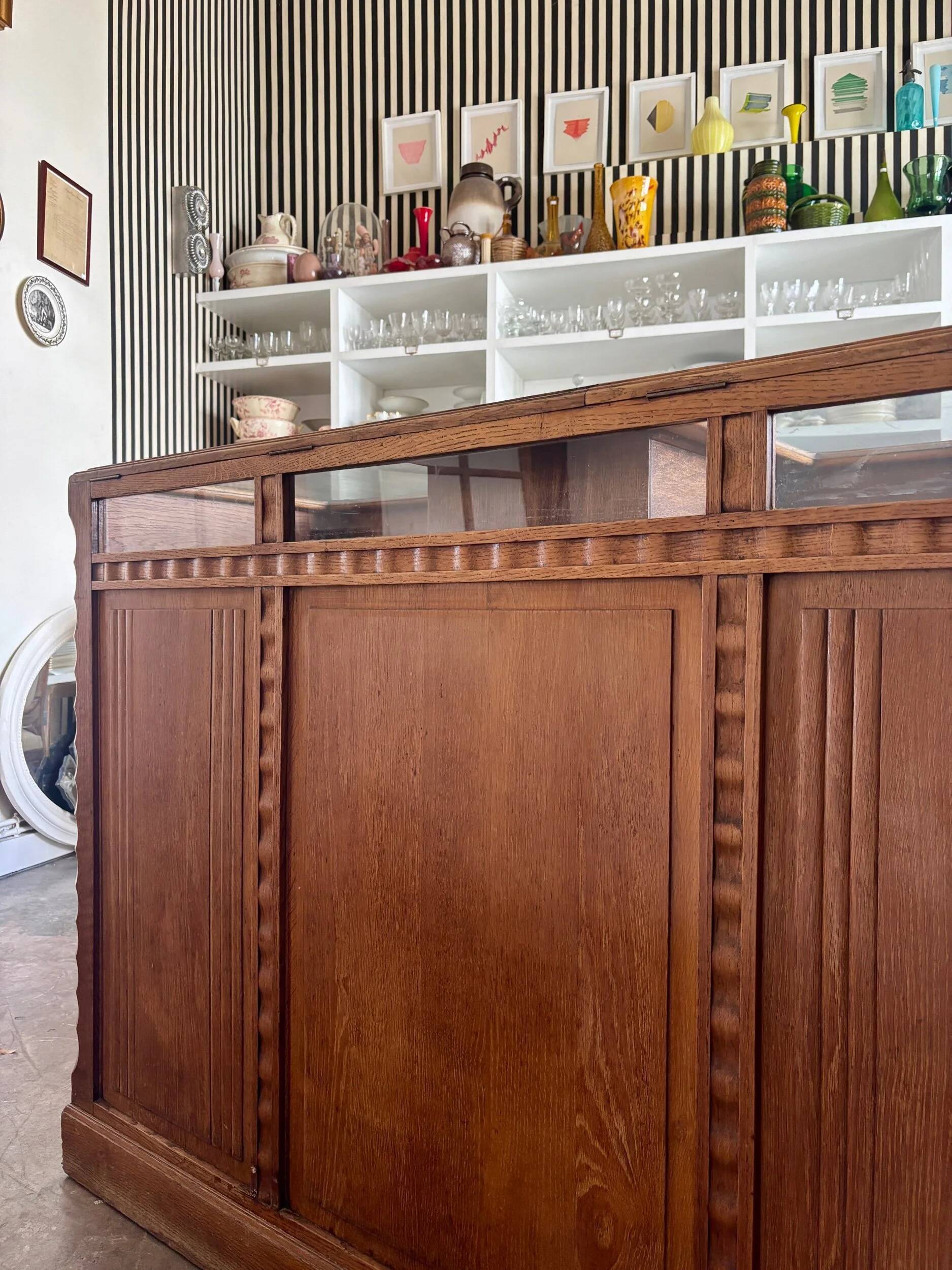 Counter, glass-fronted wooden workbench in dark wood, 8 drawers.