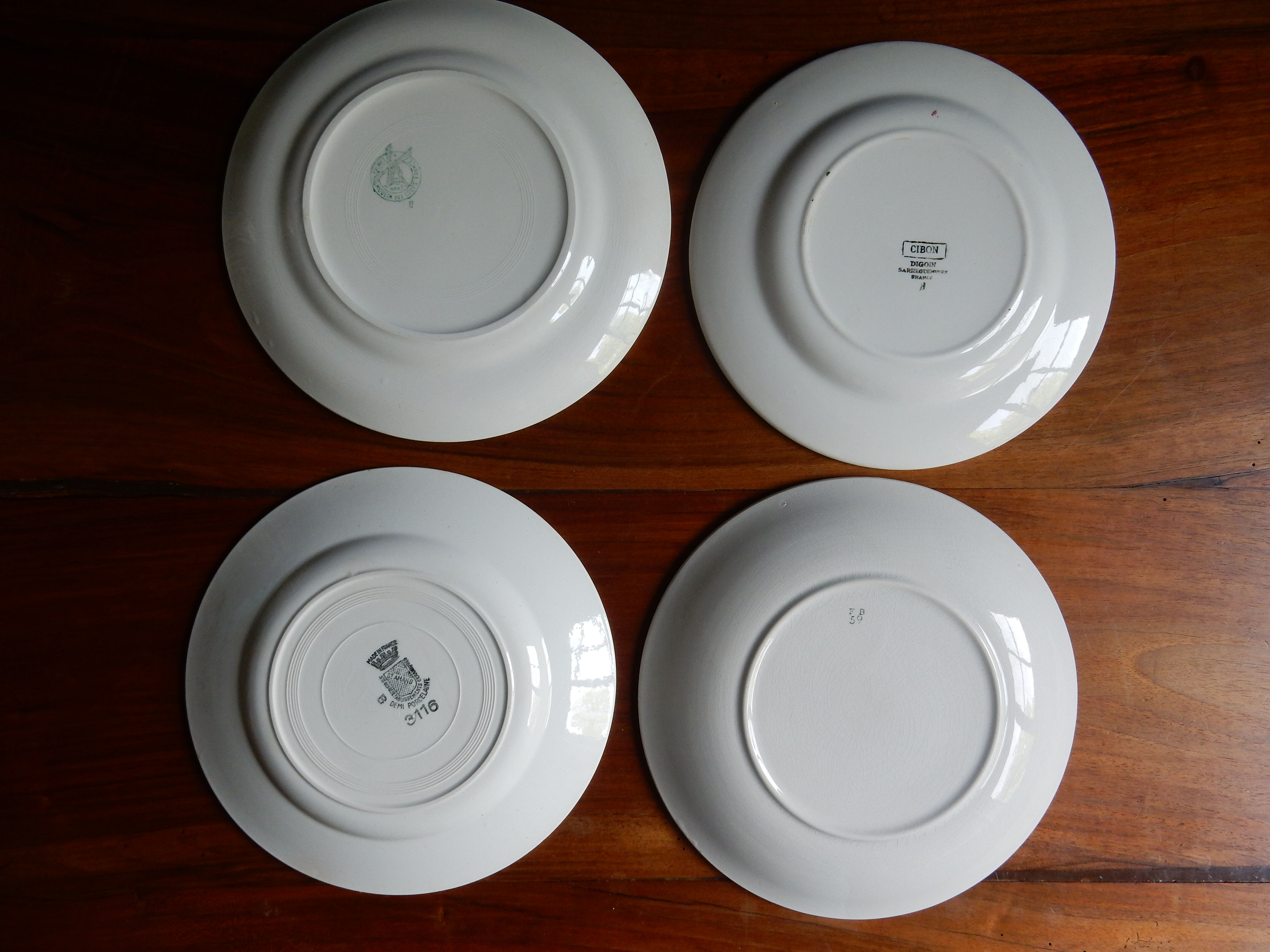 4 flat plates mismatched green and red