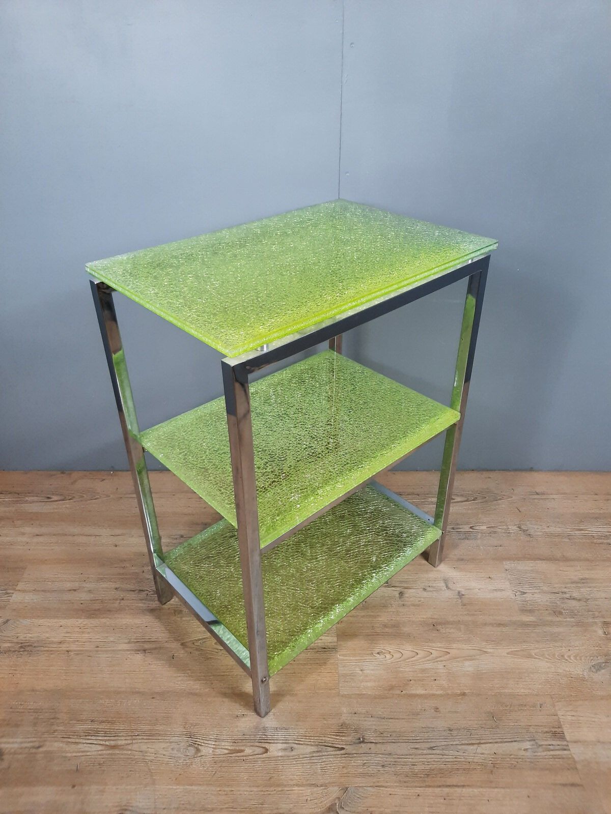 Shelf cabinet in broken tempered glass and metal