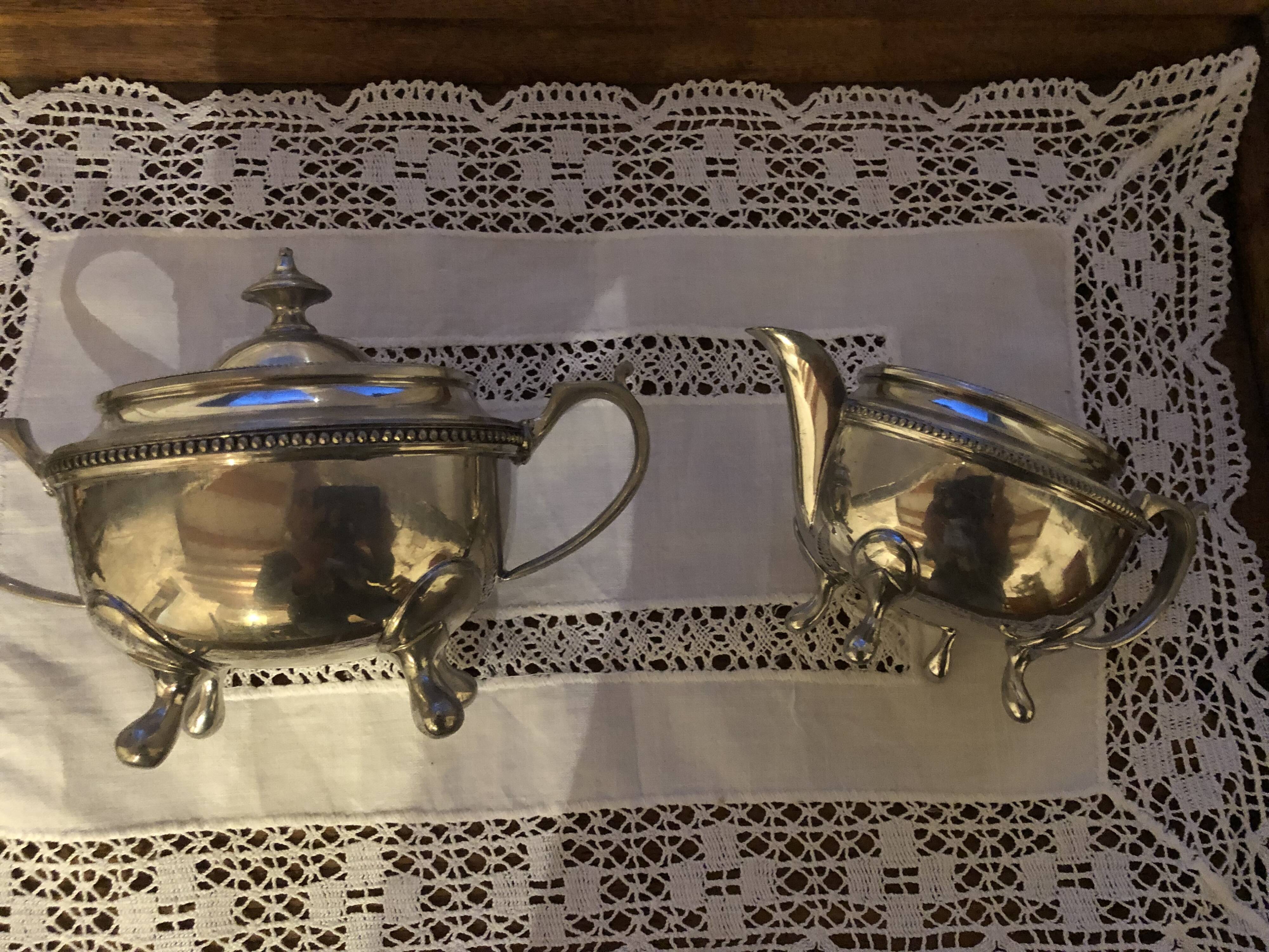 Sugar bowl and milk jug set