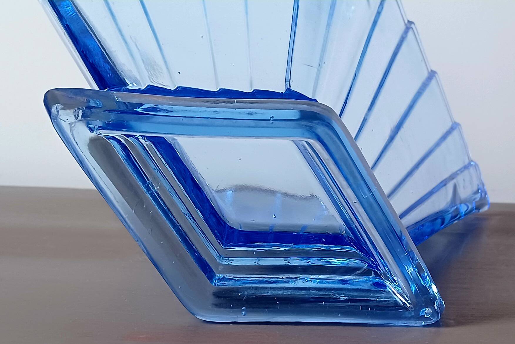 Vase. Modèle spécial éventail. Art Déco. Verre bleu vif