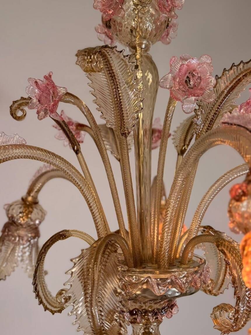 Venetian chandelier in gilded and pink Murano glass, 5 light arms, circa 1930.